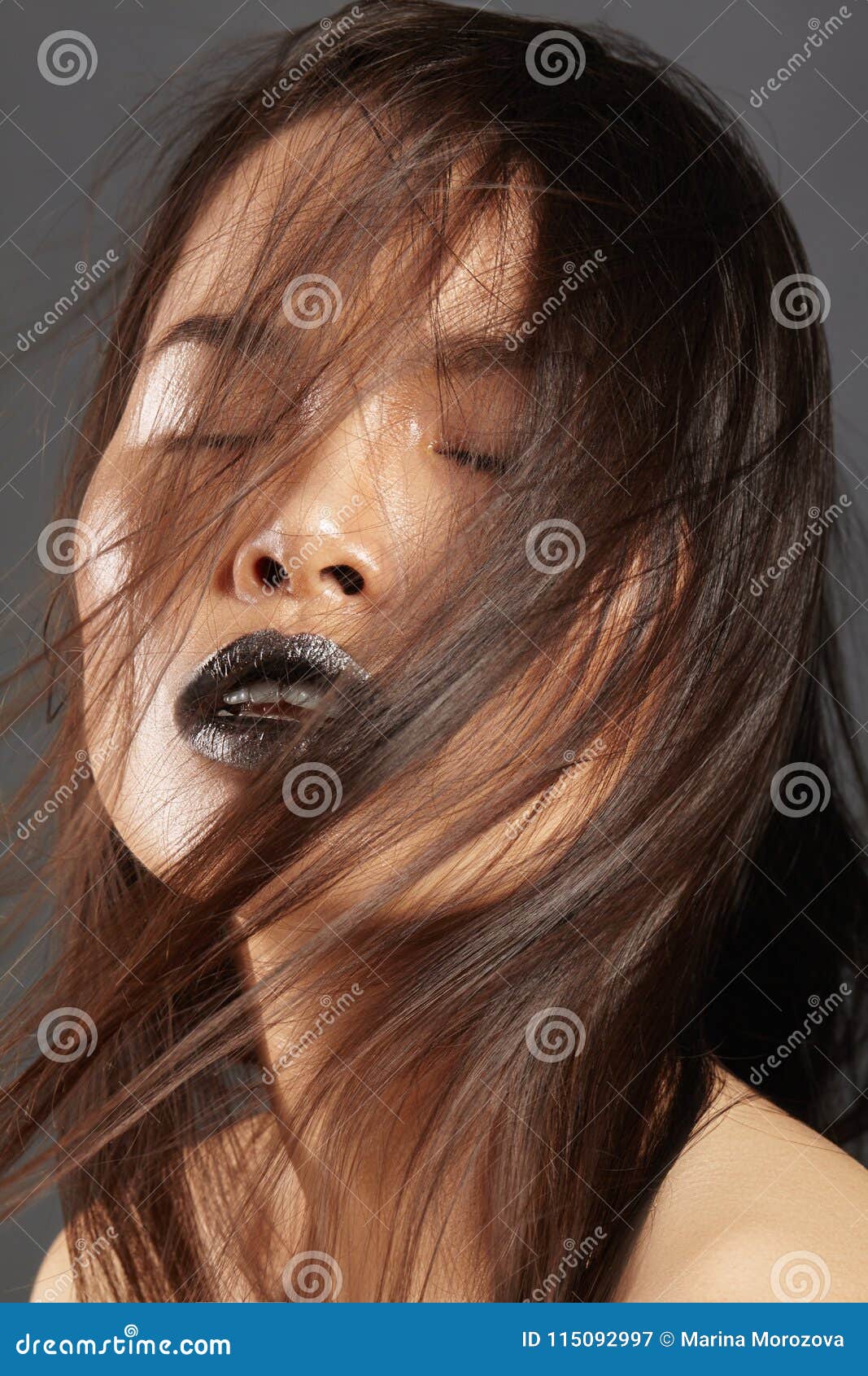 Mannequin Met Haar Glamour Aziatische Mooie Vrouw Met Mooi Bruin Haar Manierstijl, Schone Huid Stock - Image of duisternis, gezicht: 115092997