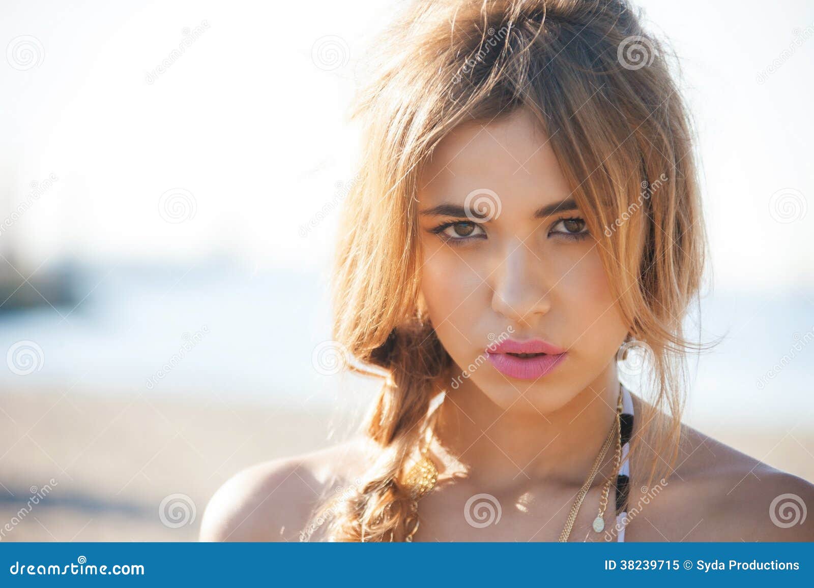 Mannequin Posant Sur La Plage Image stock Image du vacances