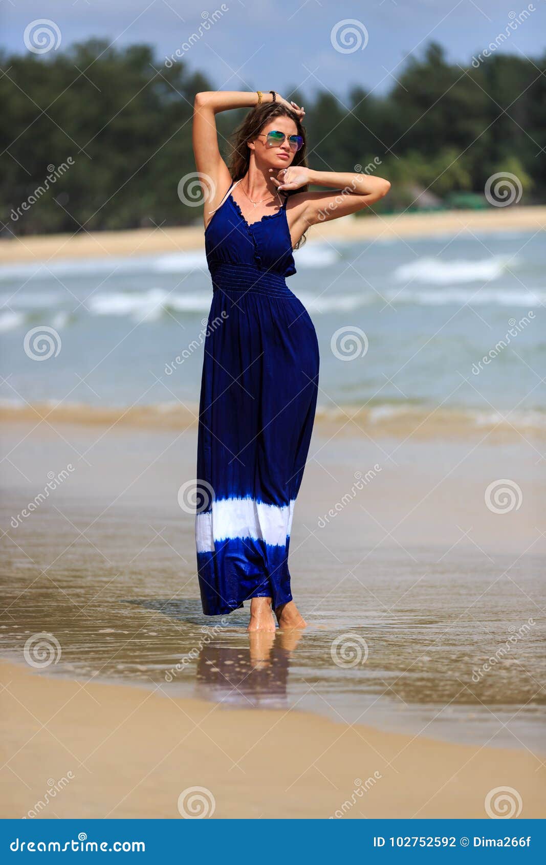 Mannequin Sexy Posant Sur La Plage Photo stock Image du beauté