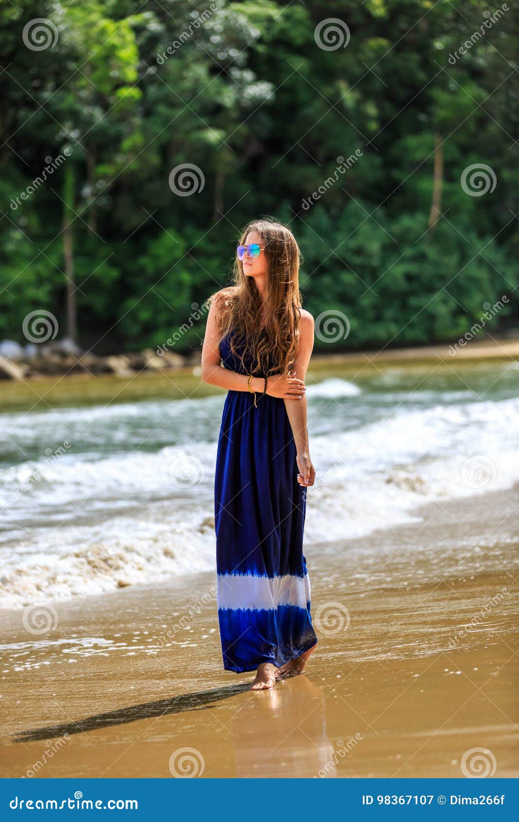 Mannequin Sexy Posant Sur La Plage Image stock Image du sable, saison