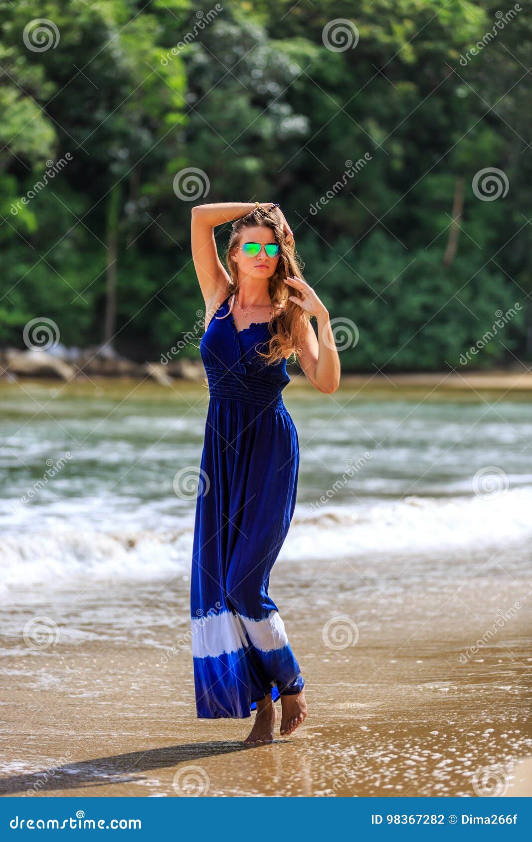 Mannequin Sexy Posant Sur La Plage Photo stock Image du pose
