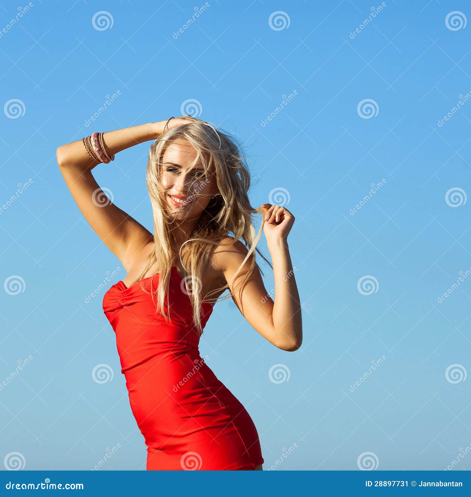 Mannequin sur la plage image stock. Image du ciel, propre 28897731