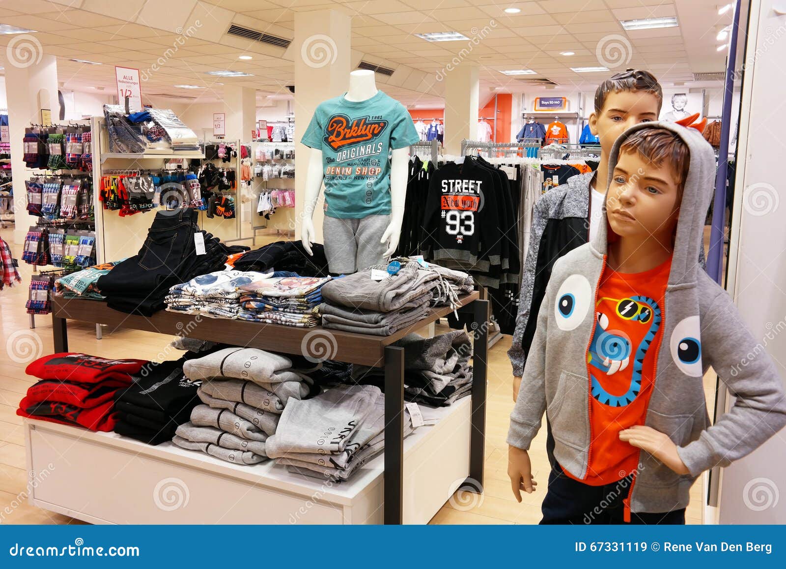 Mannequins Dans Le Magasin De CandA Image stock éditorial Image du
