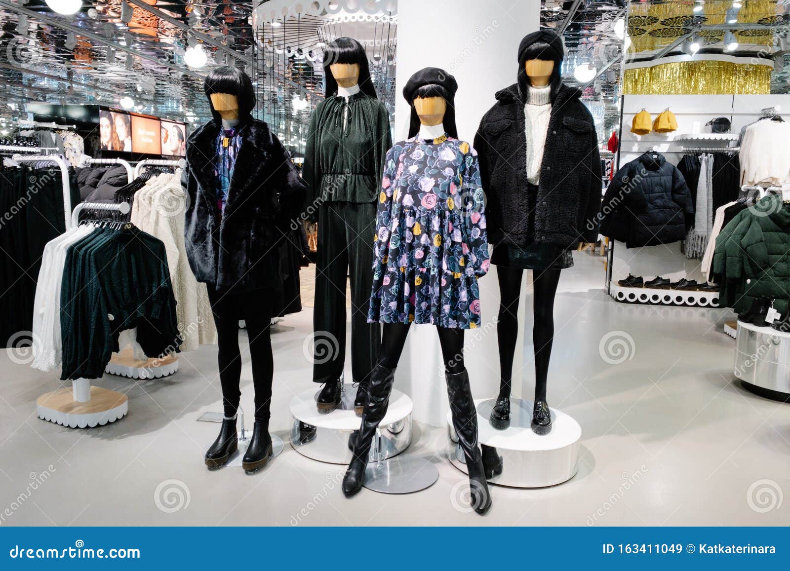 Mannequins Dressed in Female Woman Casual Clothes in Store of Shopping ...