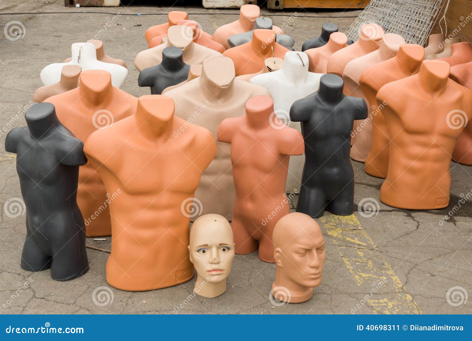 Mannequins en plastique image stock. Image du noir, fictif 40698311