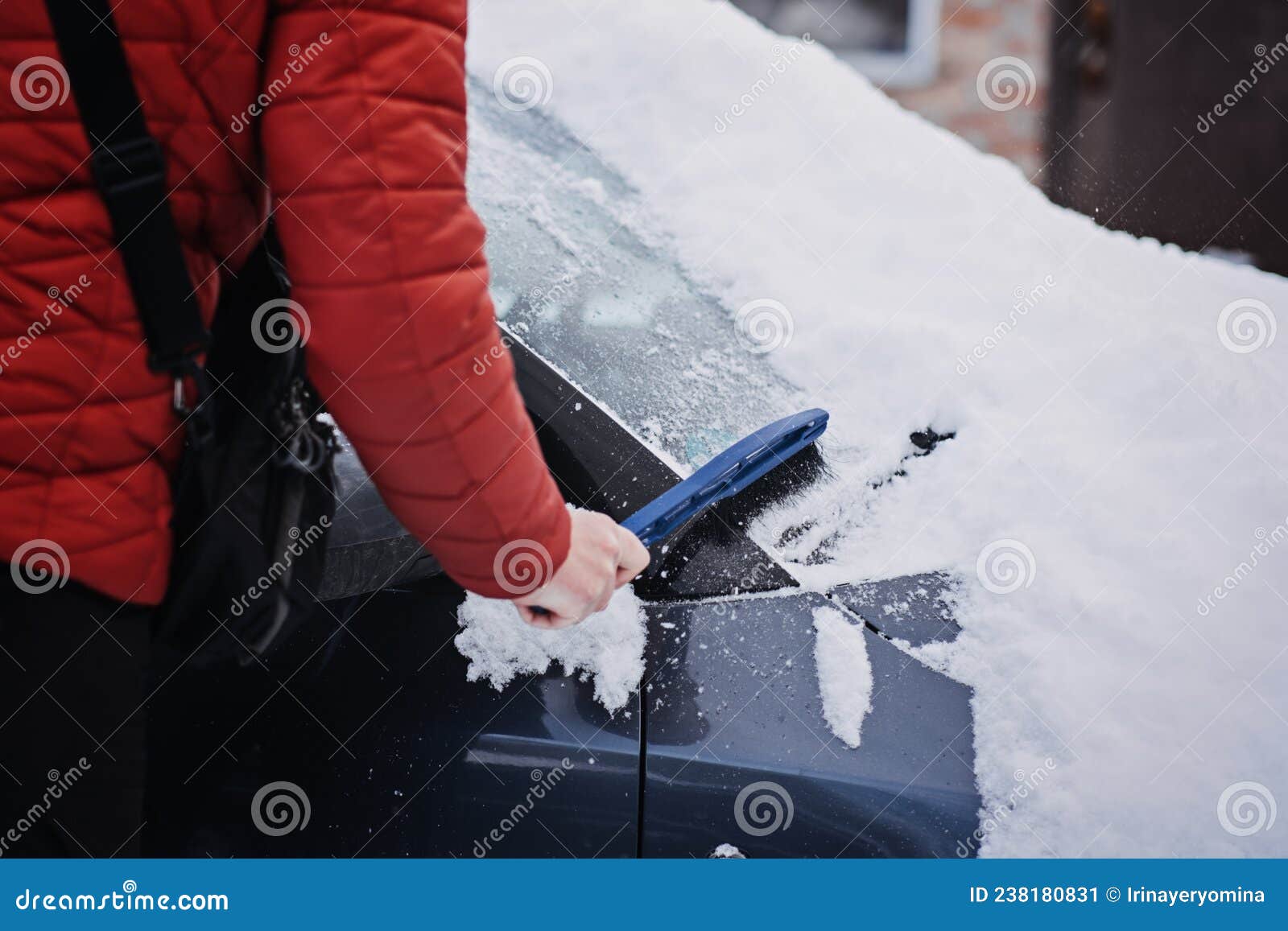 Mannreinigungswagen Aus Schnee Und Eis Mit Bürste Und Scheuerwerkzeug  Während Des Schneefalls. Winternotstand. Wetterbezogen Stockbild - Bild von  tief, frost: 238180831