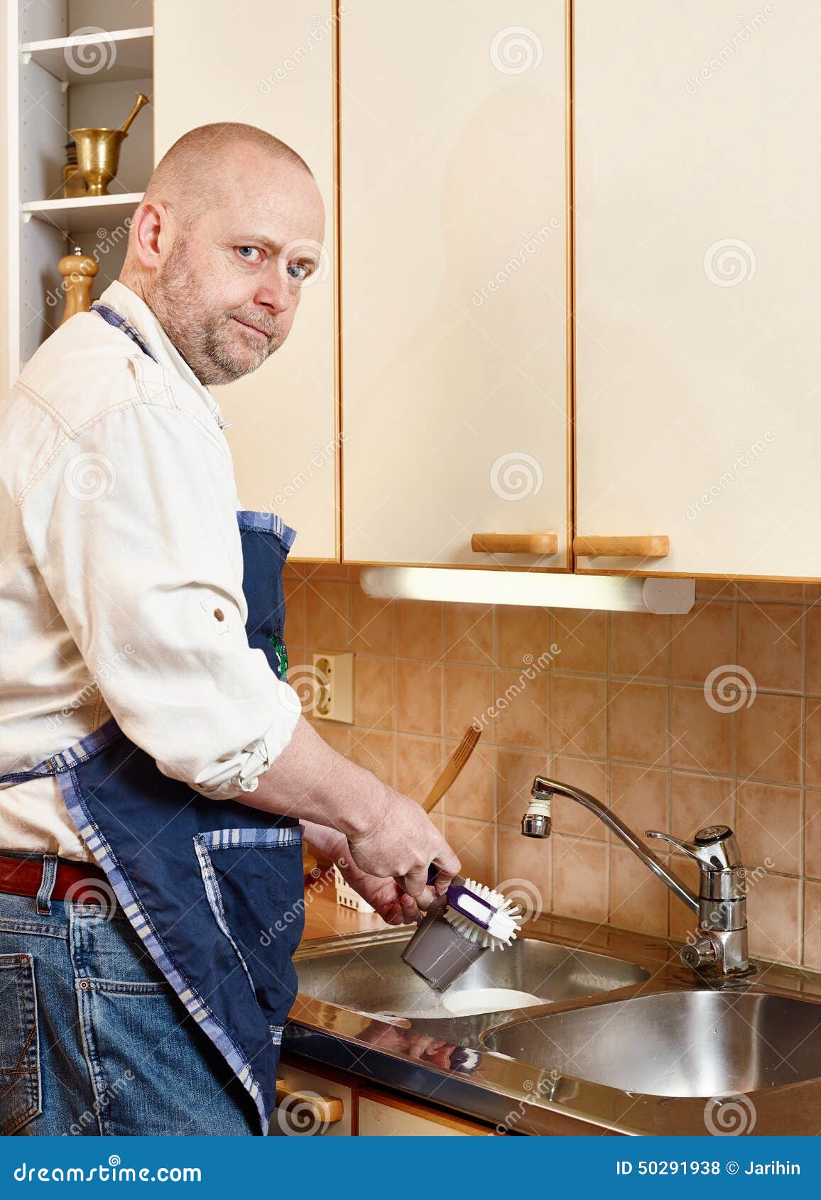 Парень моет посуду. Мужчина моющий посуду. Мужчина моет посуду. Человек моет посуду. Муж моет посуду.