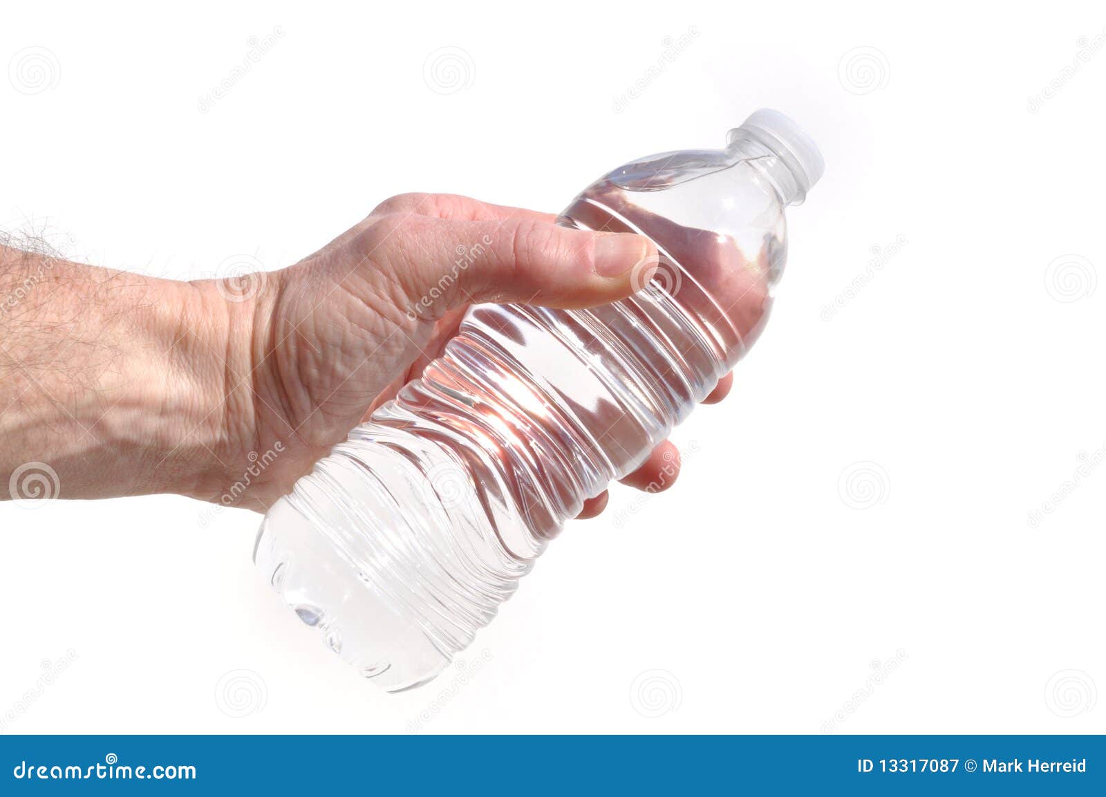 Бутылка воды в руке. Пластиковая бутылка для воды в руках. Бутылка в руке. Бутылка с прозрачной жидкостью в руке.