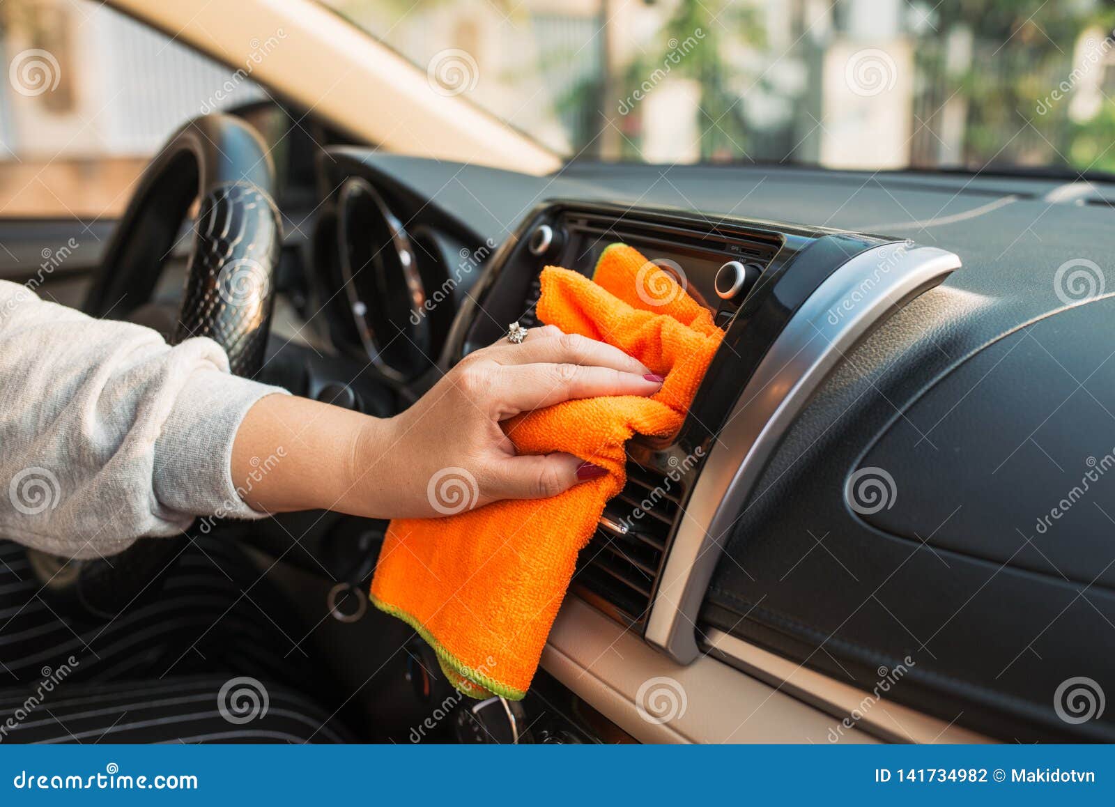 Coche de limpieza mano con paño de microfibra limpieza interior del coche.