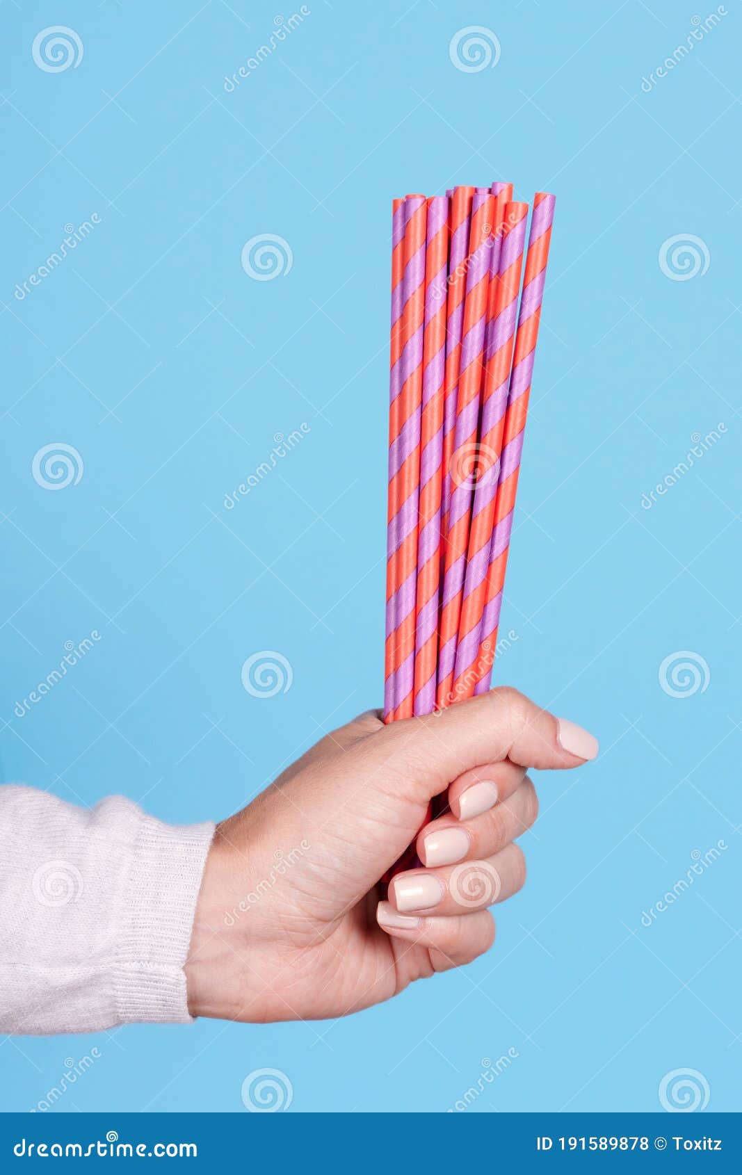 Presentador miembro explosión Mano Con Paja De Bebida Roja. Aislado En Fondo Azul Foto de archivo -  Imagen de partido, torcido: 191589878