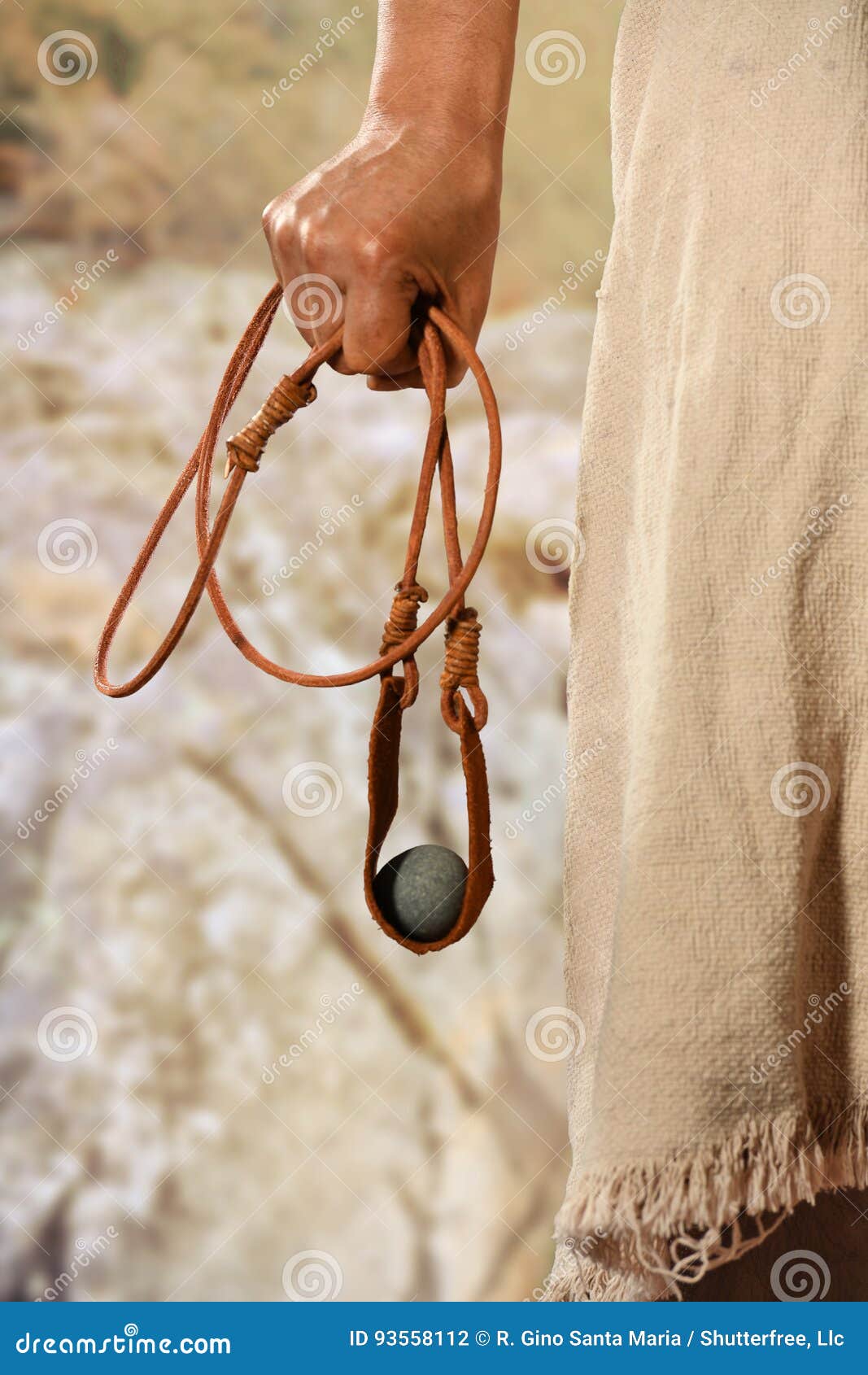 Mano De David Holding Slingshot Foto de archivo Imagen de hombre