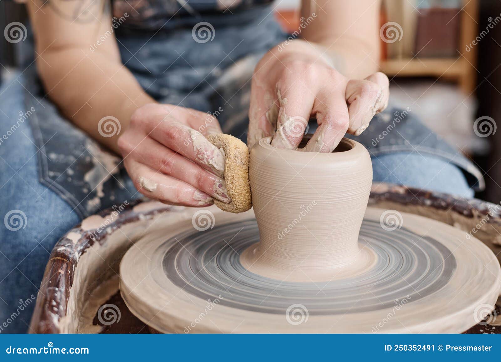 Artesano trabajando una pieza a torno (Foto: Tierras de Cerámica).