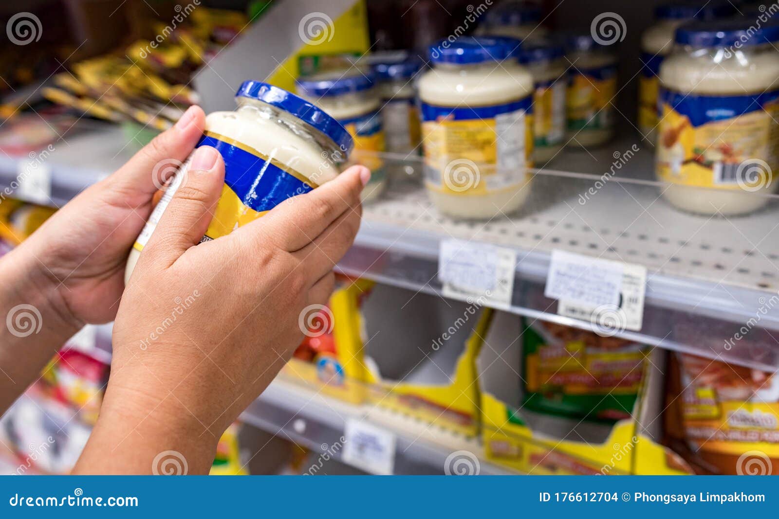 Mano De Mujer Sosteniendo Botellas De Mayonesa Y Estantes Vacíos De  Petróleo En El Supermercado Comprador De Pánico Por Acaparar C Imagen de  archivo editorial - Imagen de blanco, venta: 176612704