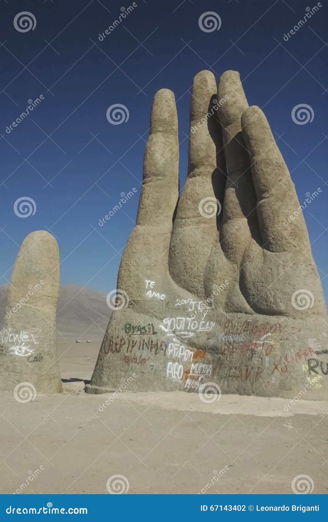 the mano del desierto sculpture