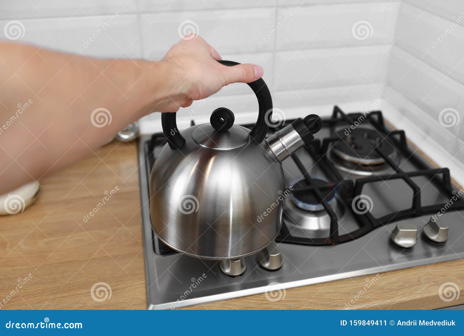 Mano Del Hombre Sujetando Un Hervidor De Metal En La Cocina El Hervidor Usa  Agua Caliente Para Hervir Bebidas Como Té, Café, Lech Imagen de archivo -  Imagen de tetera, polvo: 159849411