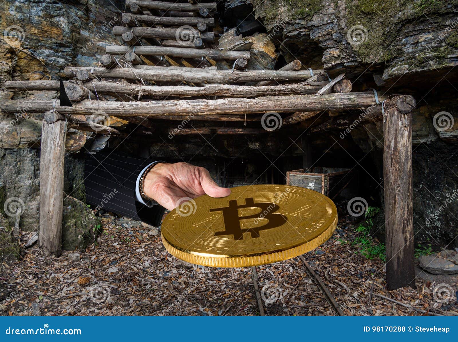 Mano Del Minero Que Ofrece Bitcoin Al Comercio Foto de archivo - Imagen de  recorte, dinero: 98170288
