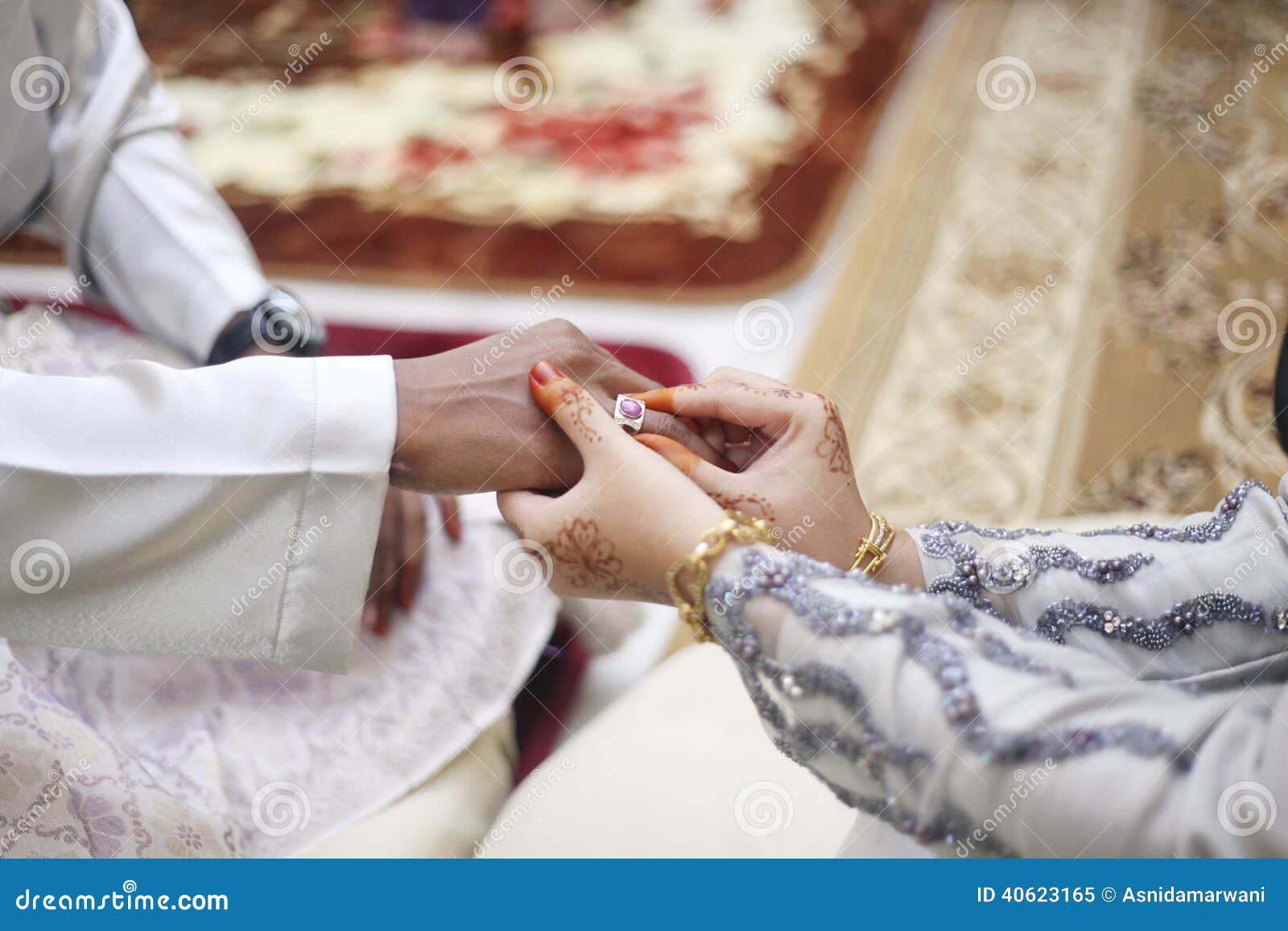 Su Quale Mano Si Mette La Fede Mano Della Sposa Che Mette Una Fede Nuziale Sul Dito Dello Sposo