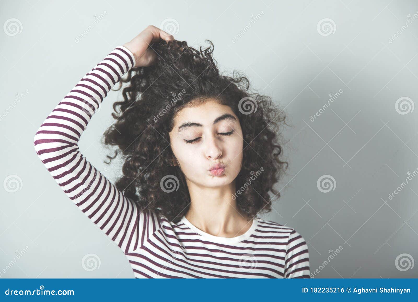 Mano Loca De Mujer En El Pelo Foto de archivo - Imagen de pelo, persona:  182235216