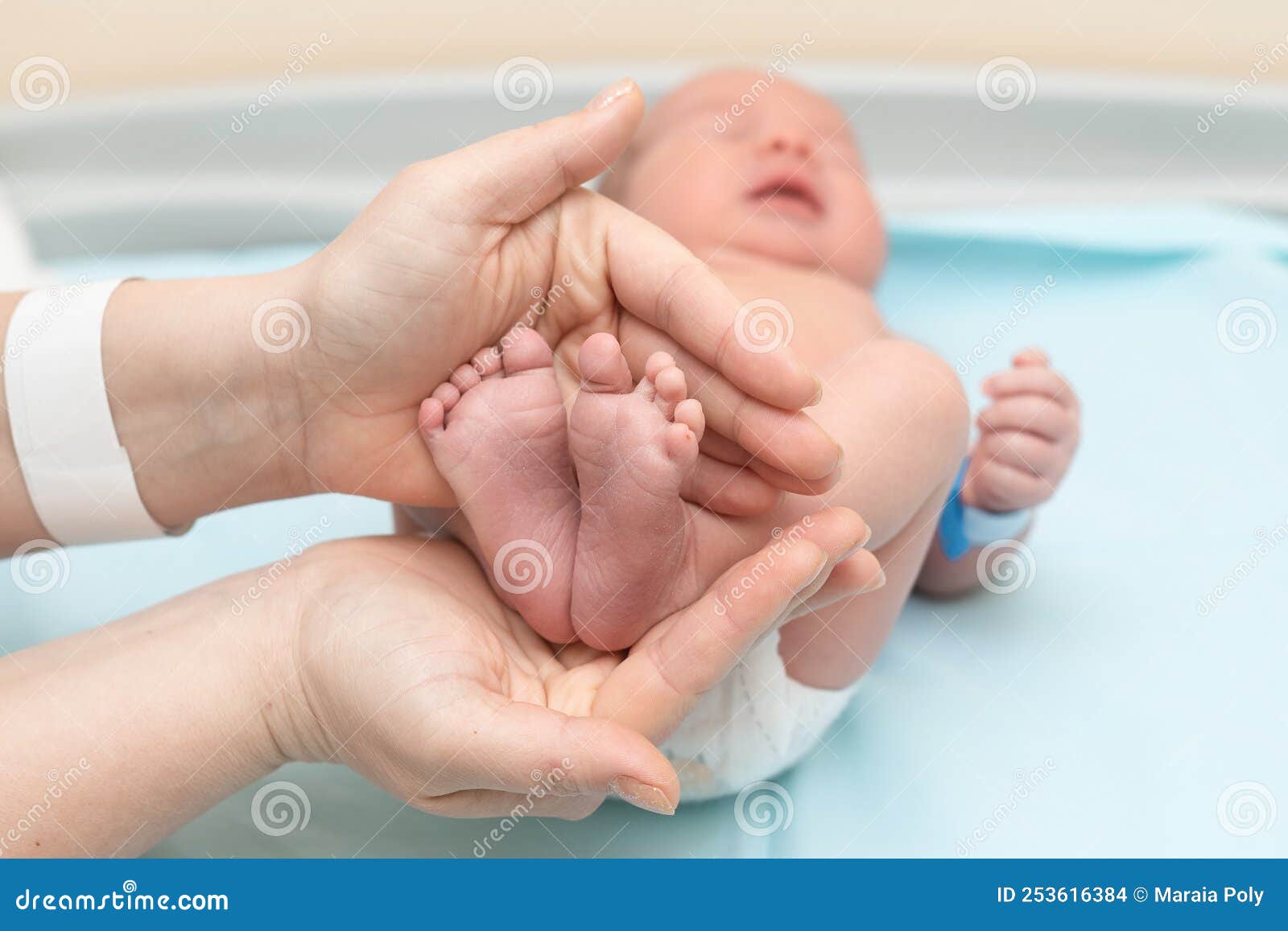 Mano Madre Sujetando Pies De Bebé Recién Nacidos. Concepto De Asistencia  Sanitaria. Recién Nacido En El Hospital Foto de archivo - Imagen de padre,  lindo: 253616384