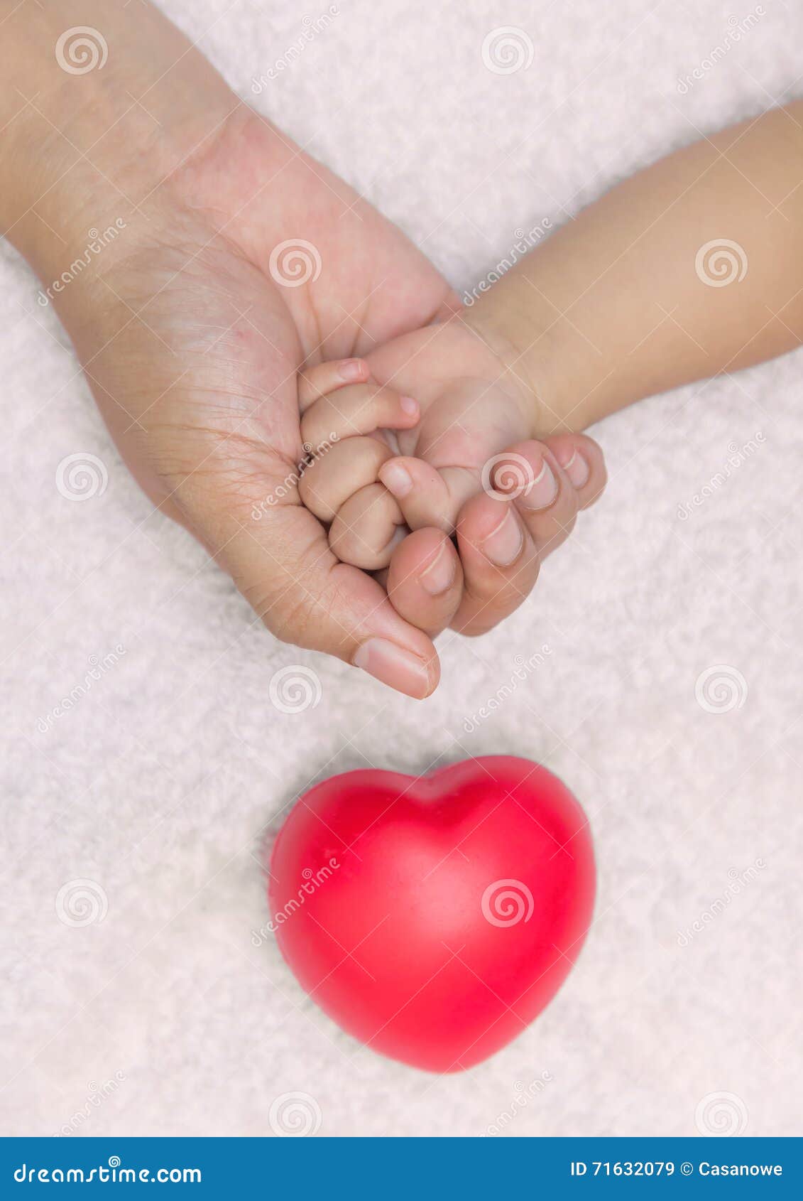 Сердца крошки. Детская рука ладошка. Сердце в ладонях. Сердце с детской ладошкой. Сердечко в ладонях.
