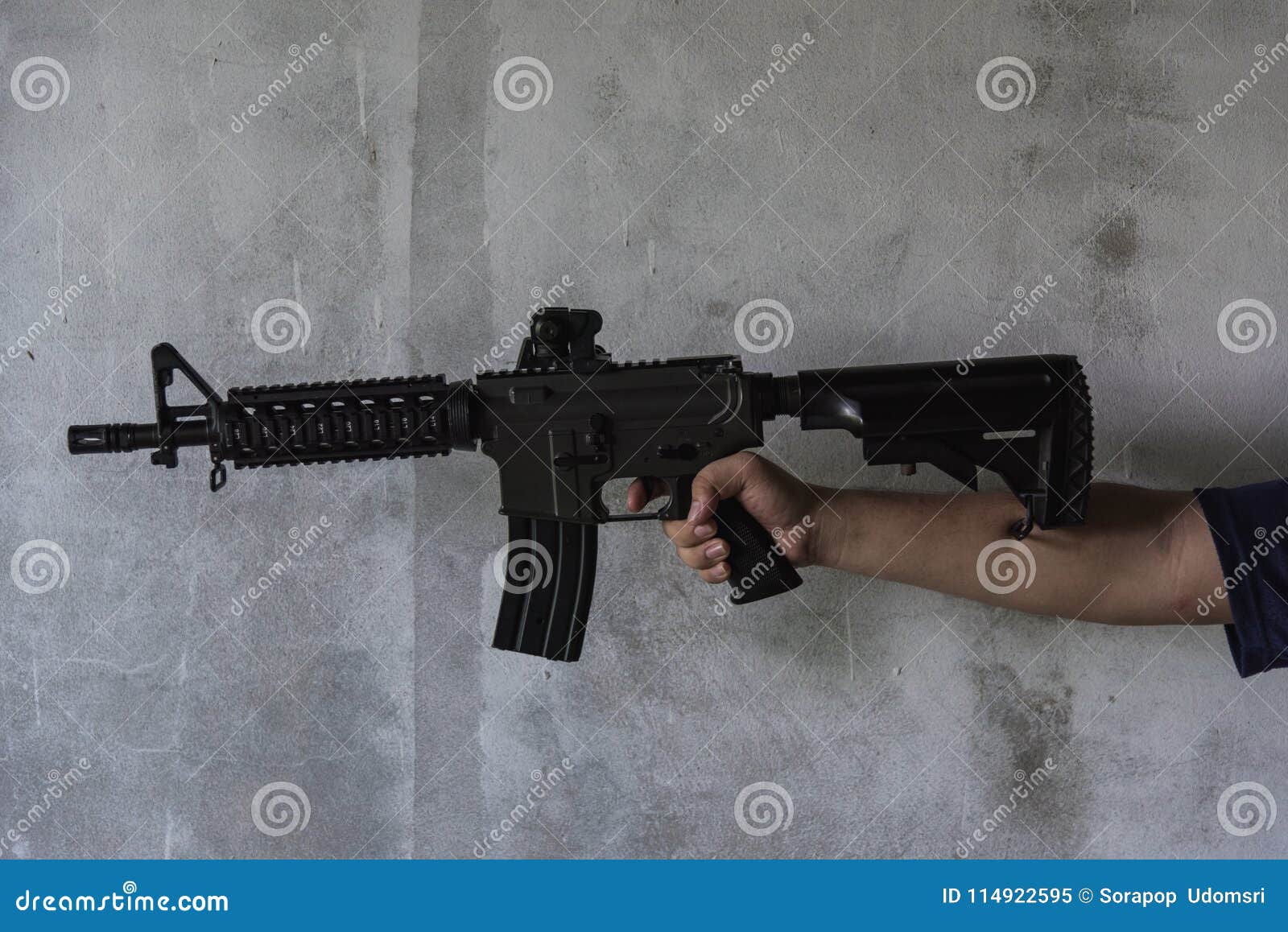Mano Sosteniendo Un Rifle M16 Imagen de archivo - Imagen de soldado,  carabina: 114922595, image size:1600x1158