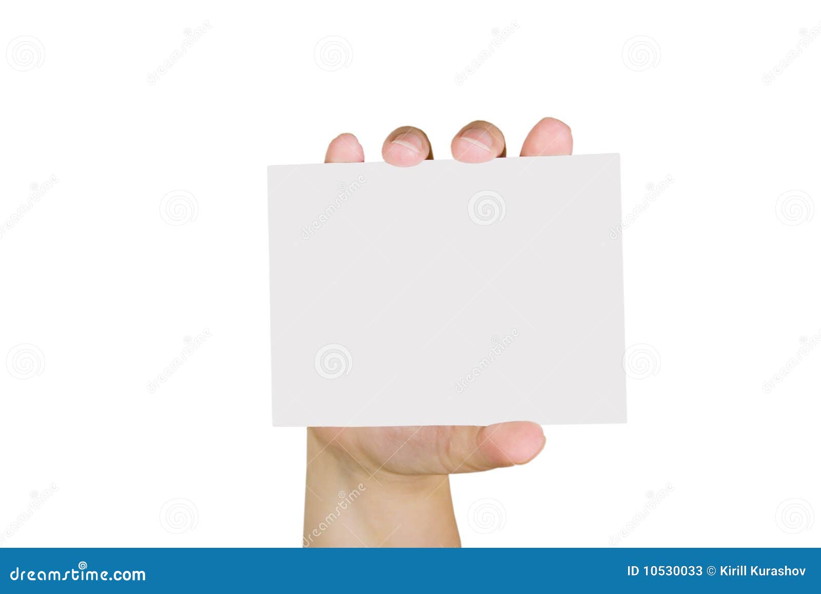 Mano que sostiene una tarjeta de papel (aislada en blanco)