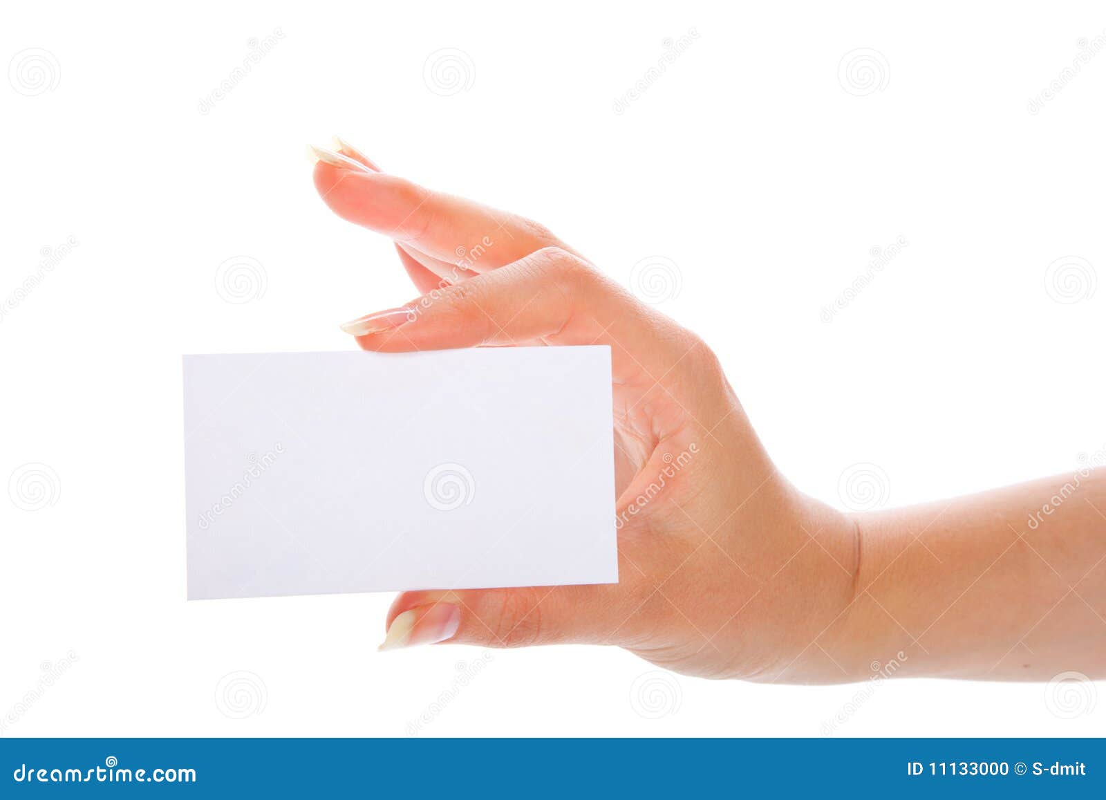 Mano que sostiene una tarjeta de visita en blanco. Aislado en el fondo blanco