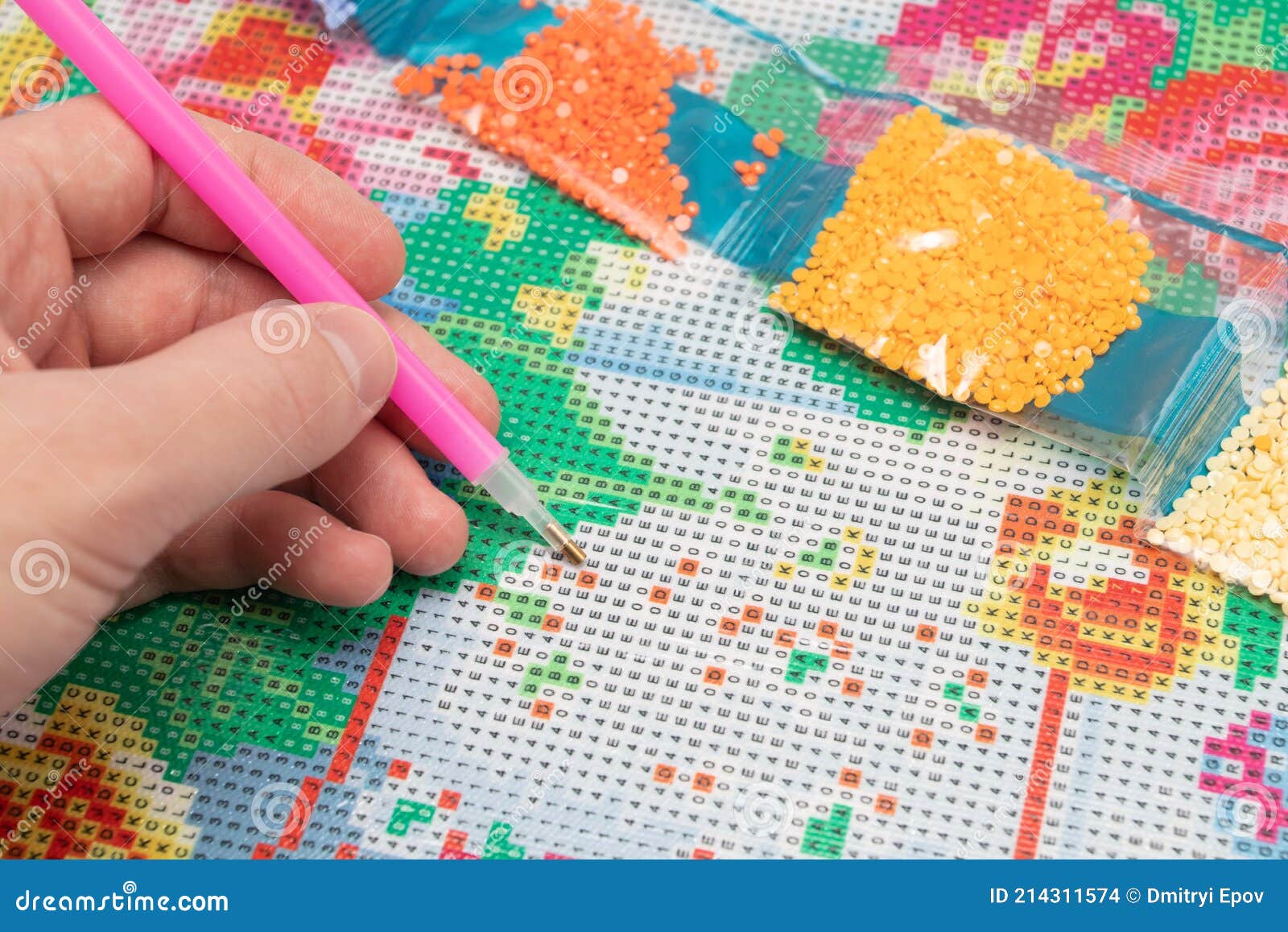 Mano Recolectando Pintura Diamante. Mosaico De Diamantes Con Cristales De  Colores Foto de archivo - Imagen de mano, atractivo: 214311574