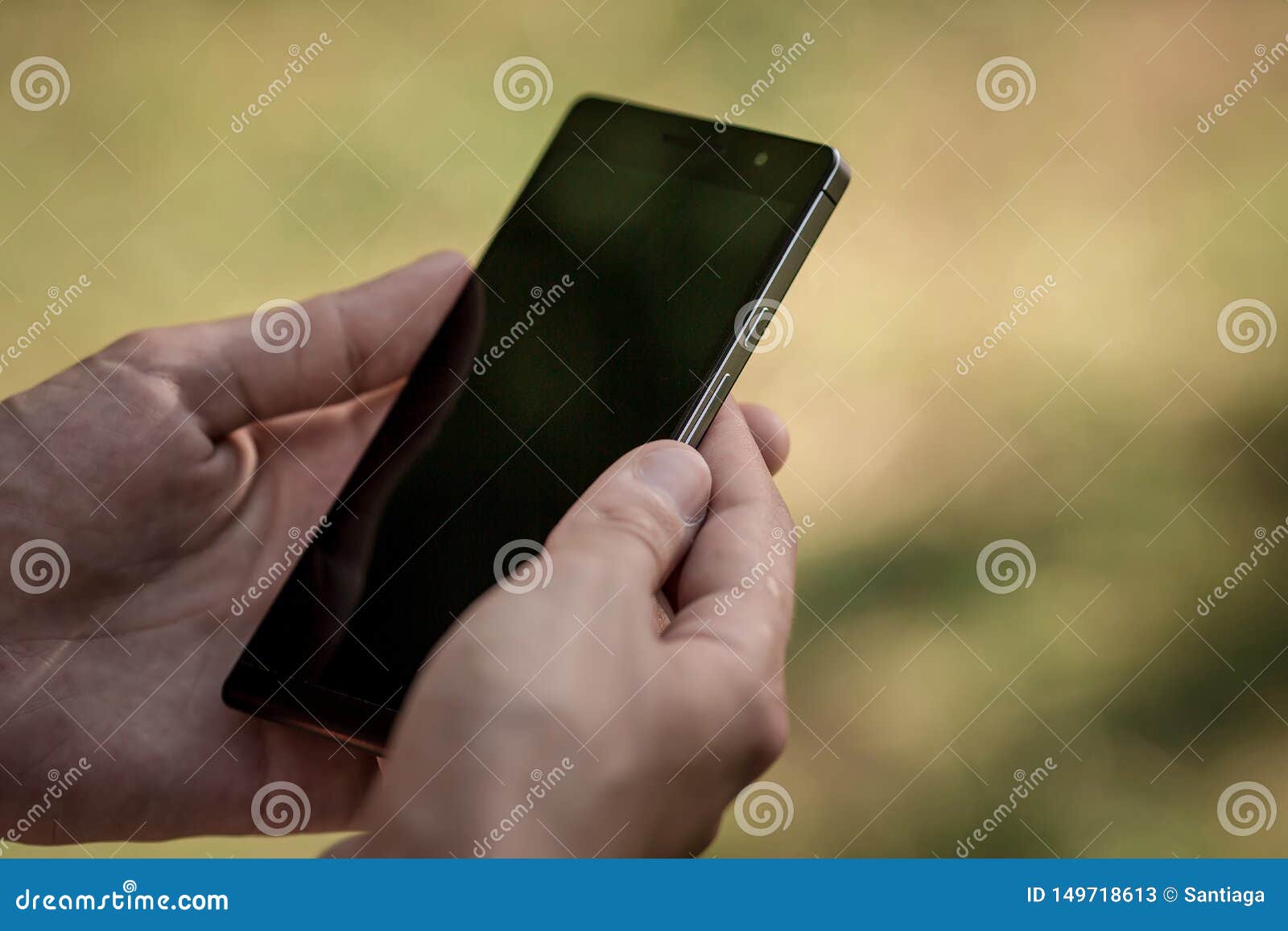 Mano Sujeta El Teléfono Inteligente Negro, El Teléfono Celular, El Móvil  Sobre Una Imagen Borrosa De Fondo Verde Del Bosque Imagen de archivo -  Imagen de cellphone, azul: 149718613