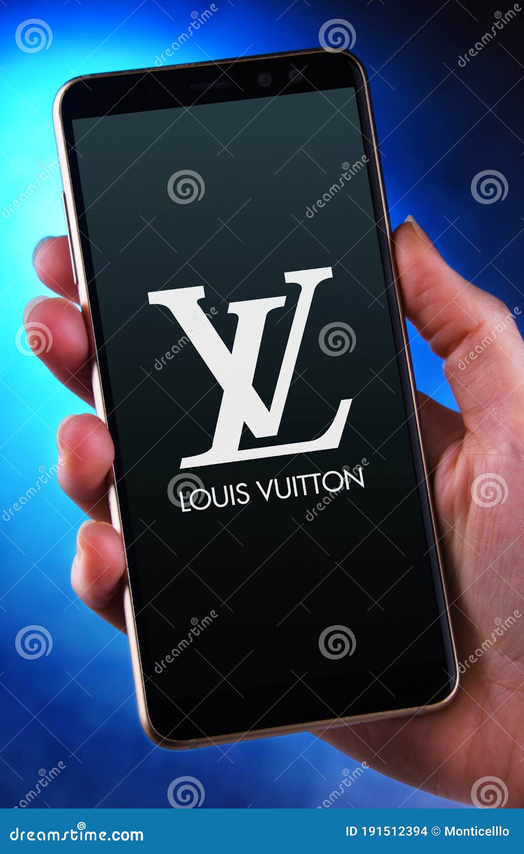 Mano Sujetando El Smartphone Mostrando El Logo De Louis Vuitton Imagen de  archivo editorial - Imagen de minorista, digital: 191512394
