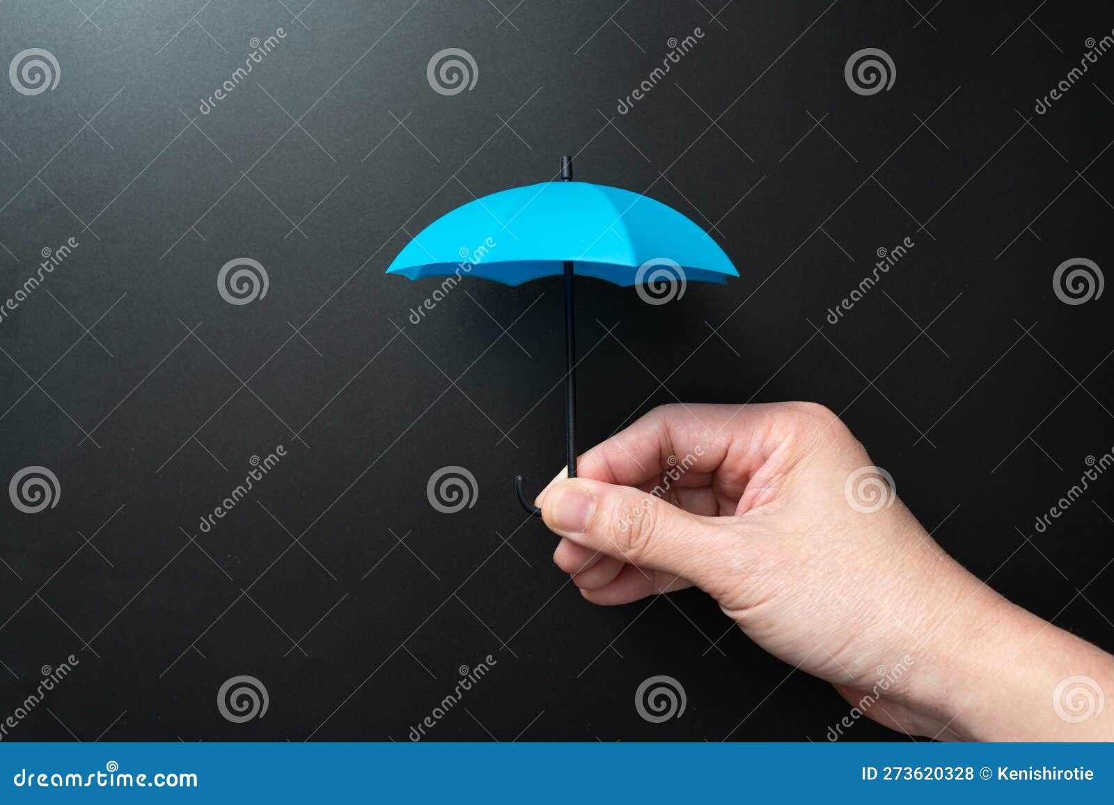 Mano Sujetando Mini Paraguas Azul Foto de archivo - Imagen de abierto,  maneta: 273620328
