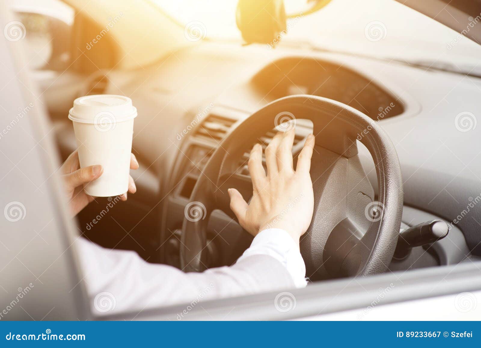 Mano Sulla Direzione E Sul Suonare Il Clacson Immagine Stock Immagine