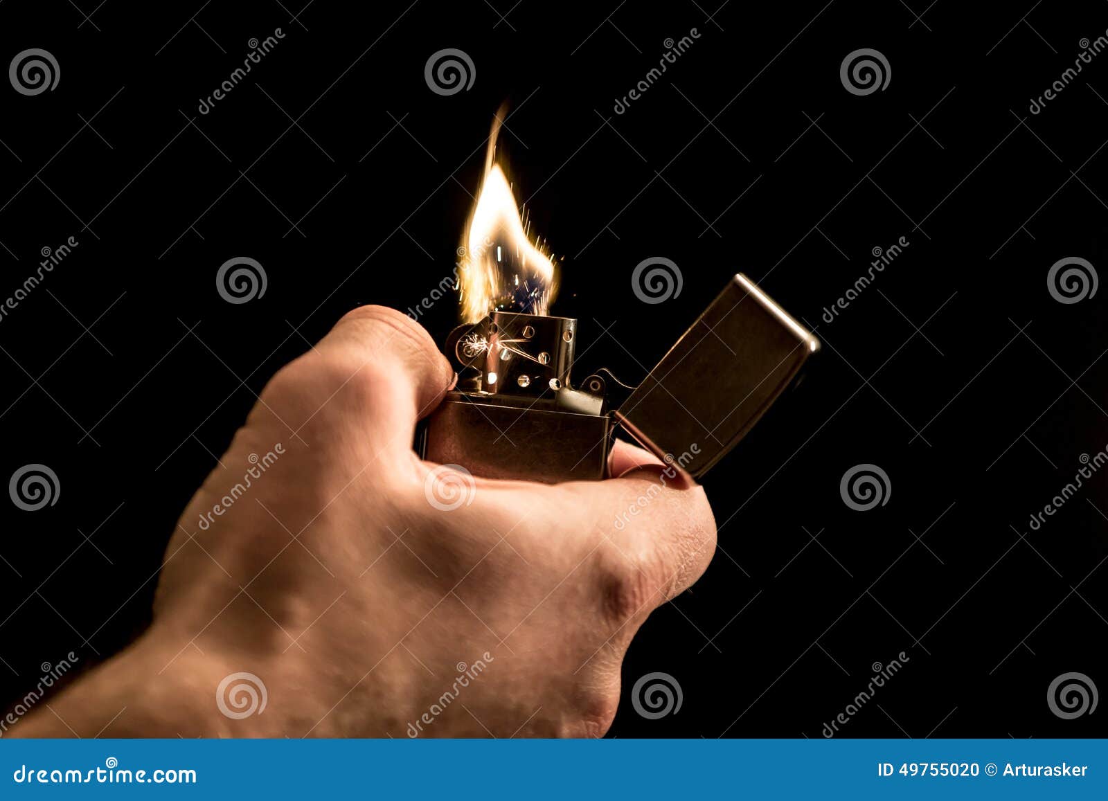 Mano y un encendedor foto de archivo. Imagen de encendedor 49755020