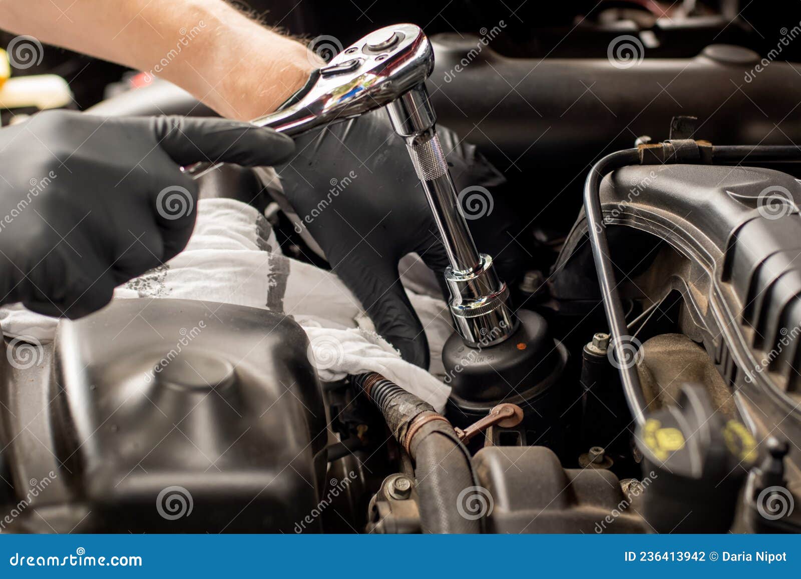 Manos Con Llave De Zócalo. Cambiar El Filtro De Aceite Del Coche. Aceite De  Motor De Cambio De Marea. Mantenimiento Del Vehículo E Foto de archivo -  Imagen de manos, ambiente: 236413942