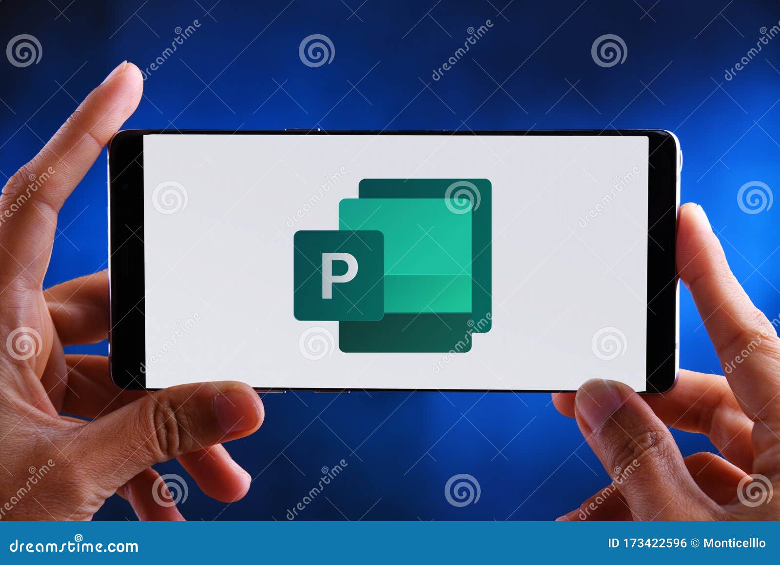 Manos Con Smartphone Mostrando El Logotipo De Microsoft Publisher Foto  editorial - Imagen de dedo, medio: 173422596