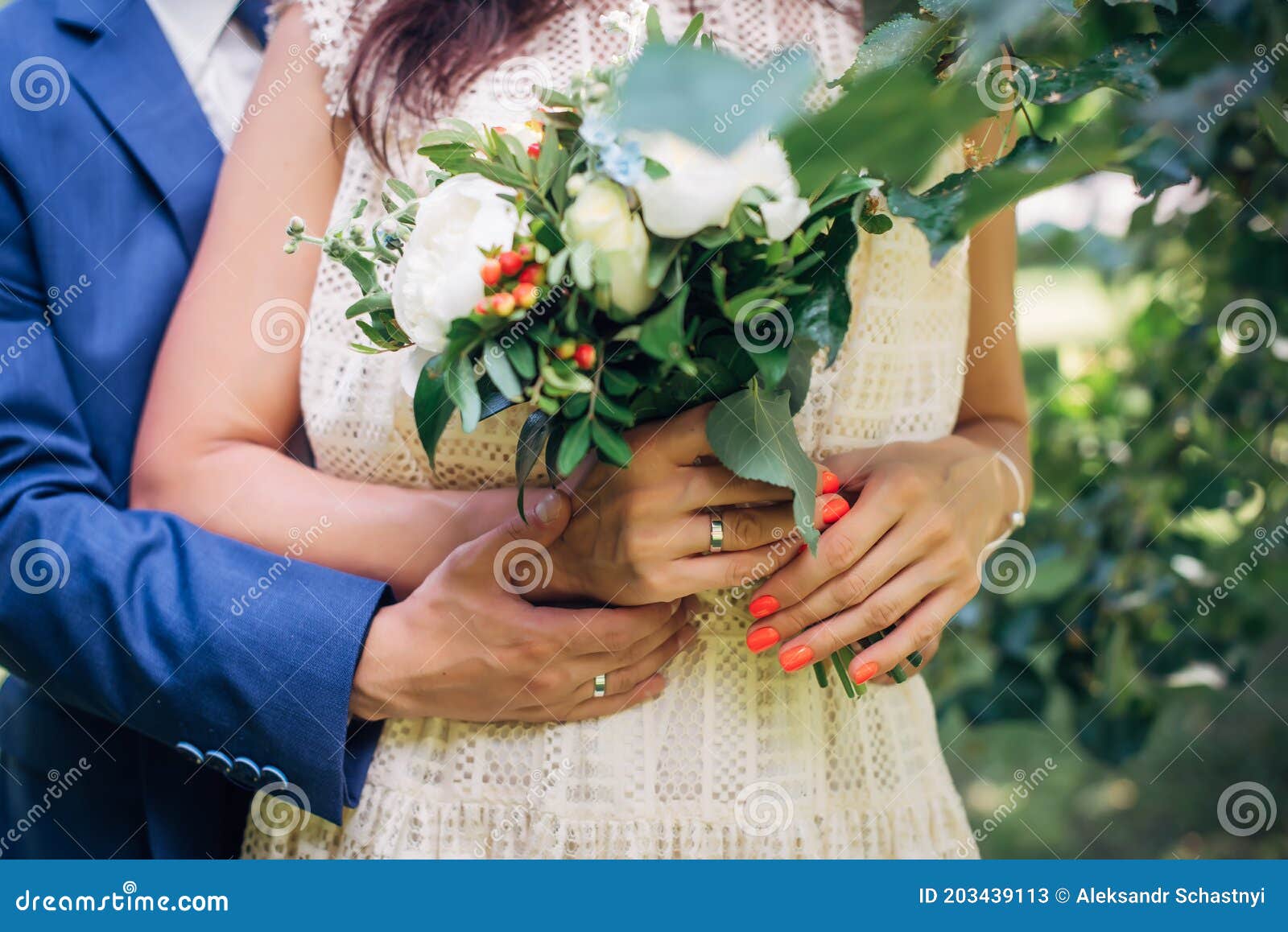 Manos De La Novia Y Novio Con Anillos De Boda Ramo De Flores Frescas  Vestido De Encaje Vintage. El Marido Abraza a Su Esposa. Conc Imagen de  archivo - Imagen de floral,