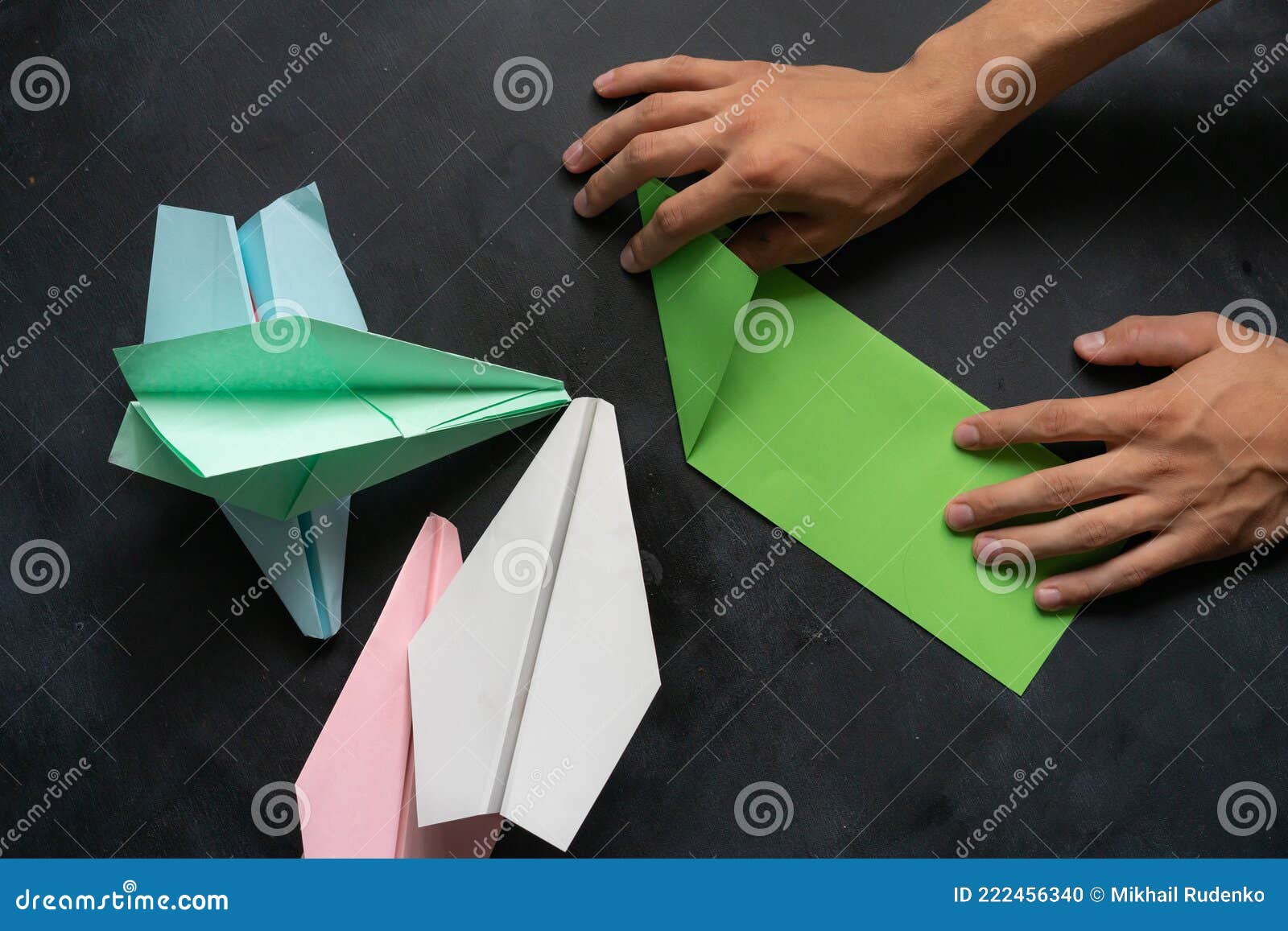 molécula Cuidado escritura Manos De La Persona Haciendo Planos De Papel En Color De Origami Foto de  archivo - Imagen de primer, escuela: 222456340
