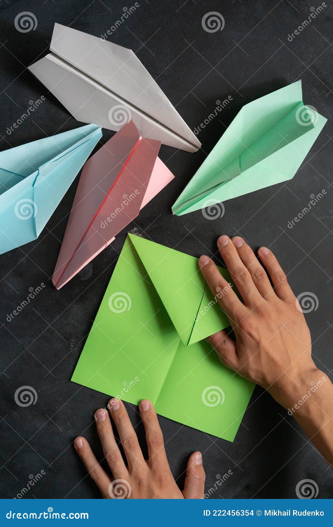 conductor Casi suspensión Manos De La Persona Haciendo Planos De Papel En Color De Origami Foto de  archivo - Imagen de papel, mentira: 222456354
