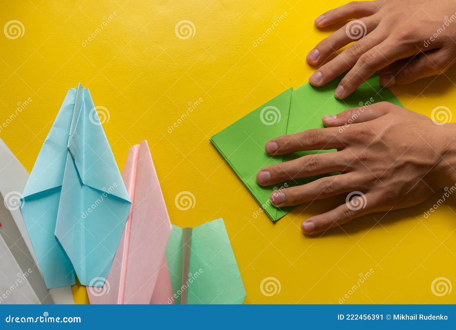 Salto Entretener Céntrico Manos De La Persona Haciendo Planos De Papel En Color De Origami Imagen de  archivo - Imagen de objetos, ideas: 222456391