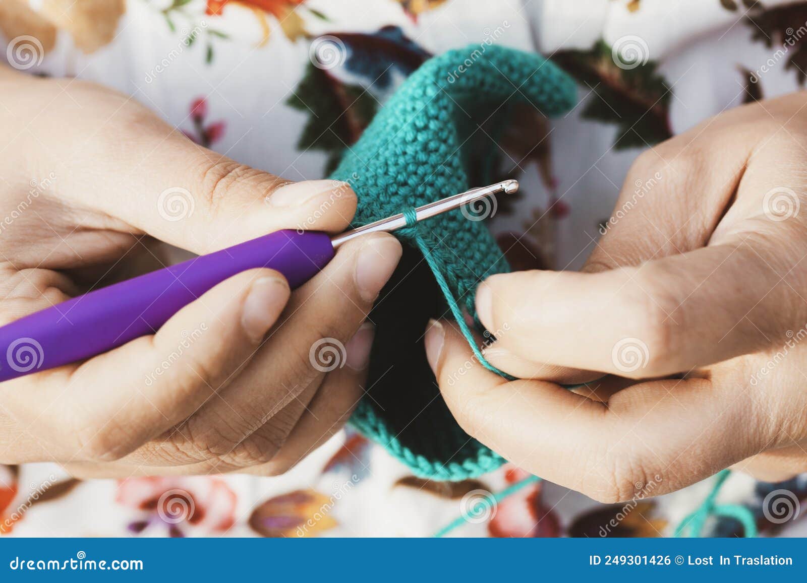manos de mujer haciendo crcohet con un punto de vista cercano. hobby casero concepto artesanal