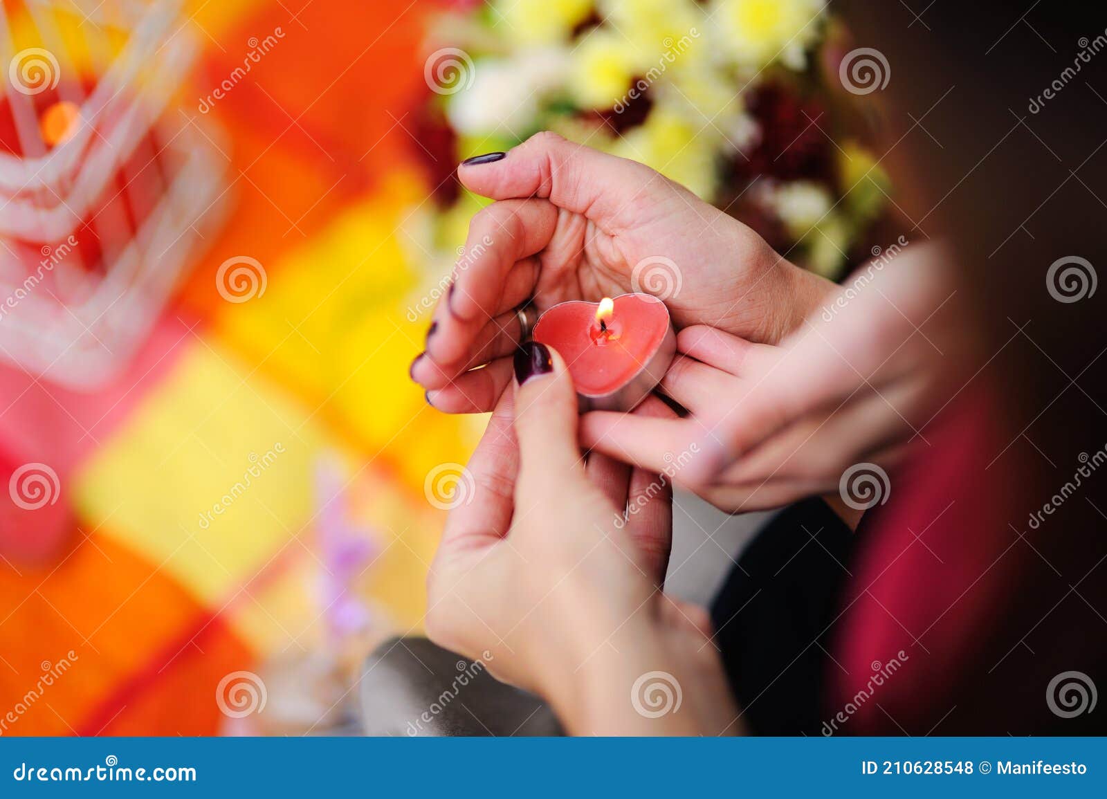 Manos De Una Pareja Y Una Vela Foto de archivo - Imagen de presente, parte: 210628548 Manos De Una Pareja Y Una Vela Foto de archivo - Imagen de presente, parte: 210628548