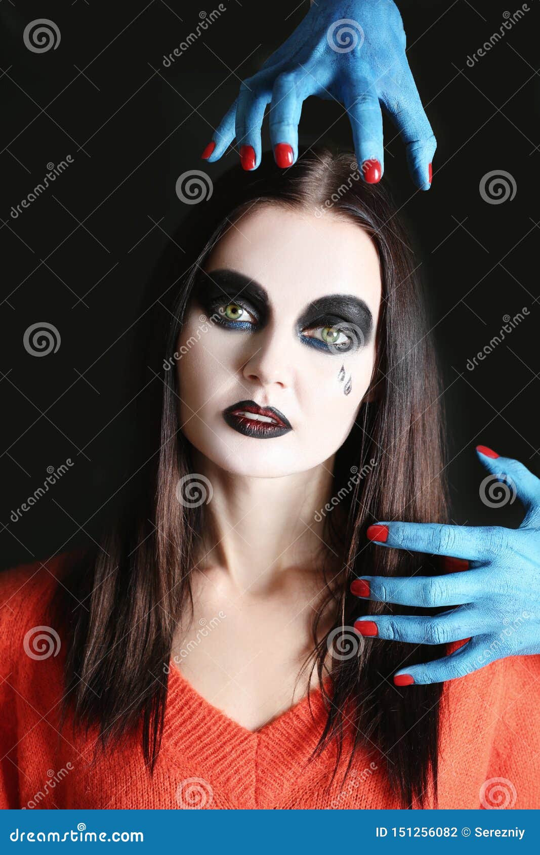 Manos Del Que Tocan a Mujer Joven Con El Maquillaje De Halloween En Fondo Oscuro Foto archivo - Imagen de halloween, maquillaje: 151256082