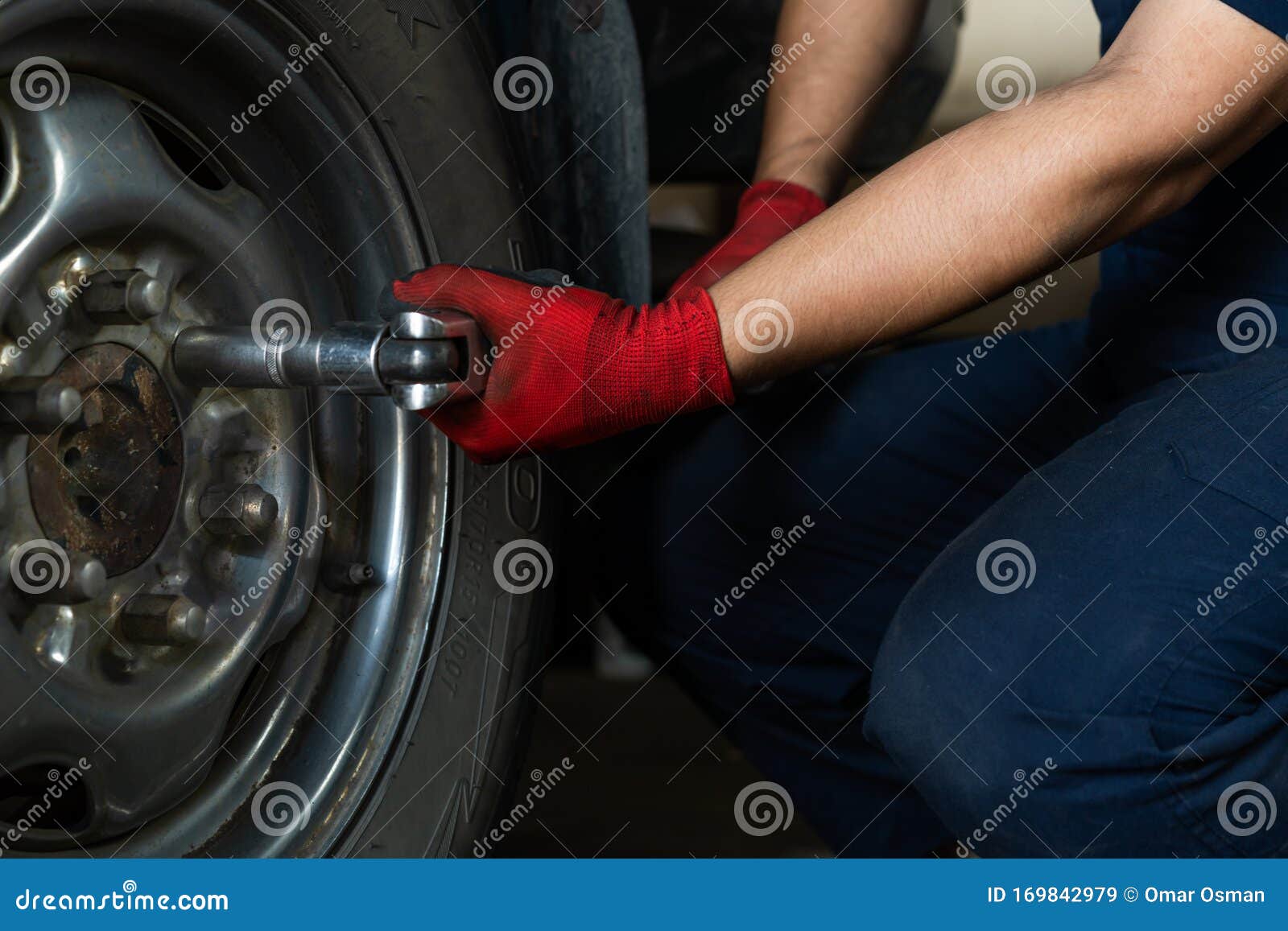 Manos Del Técnico Utilizando Una Llave Dinamométrica Para Quitar Los  Tornillos De La Rueda Del Coche - Vista Baja De Una Mano De Imagen de  archivo - Imagen de caucho, seguro: 169842979