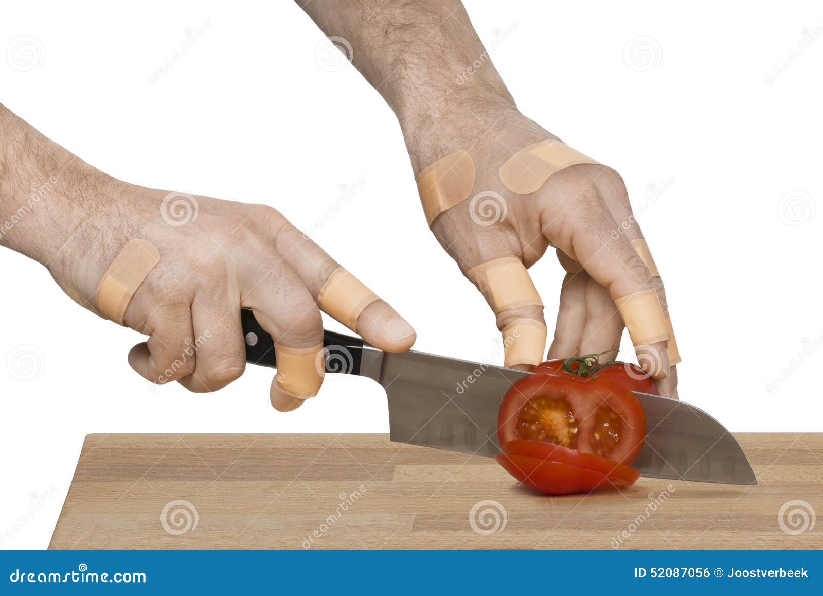 Manos Heridas Con El Cuchillo Que Corta Un Tomate Foto de archivo