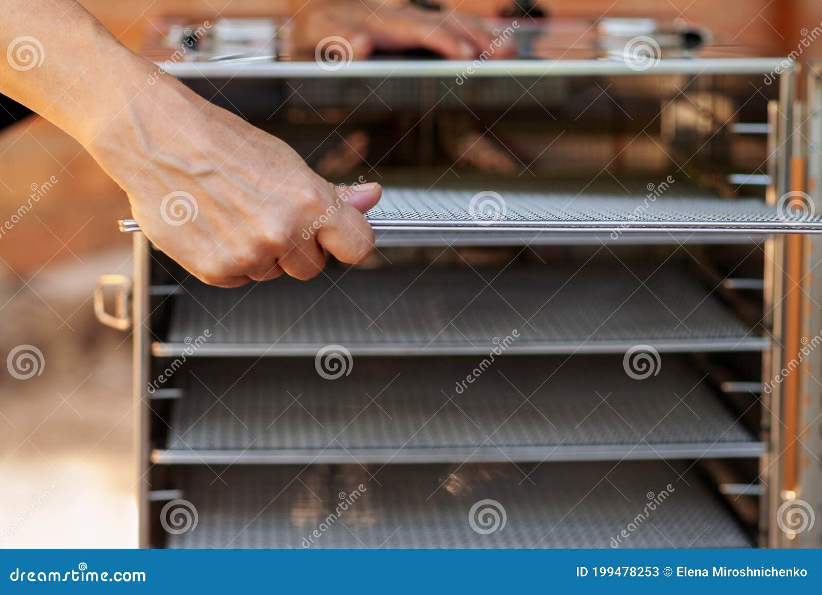 https://thumbs.dreamstime.com/z/manos-humanas-sacando-la-sart%C3%A9n-de-metal-vac%C3%ADo-m%C3%A1quina-deshidratadora-equipos-para-producir-carne-seca-o-jerqu%C3%ADas-vegetarianas-199478253.jpg