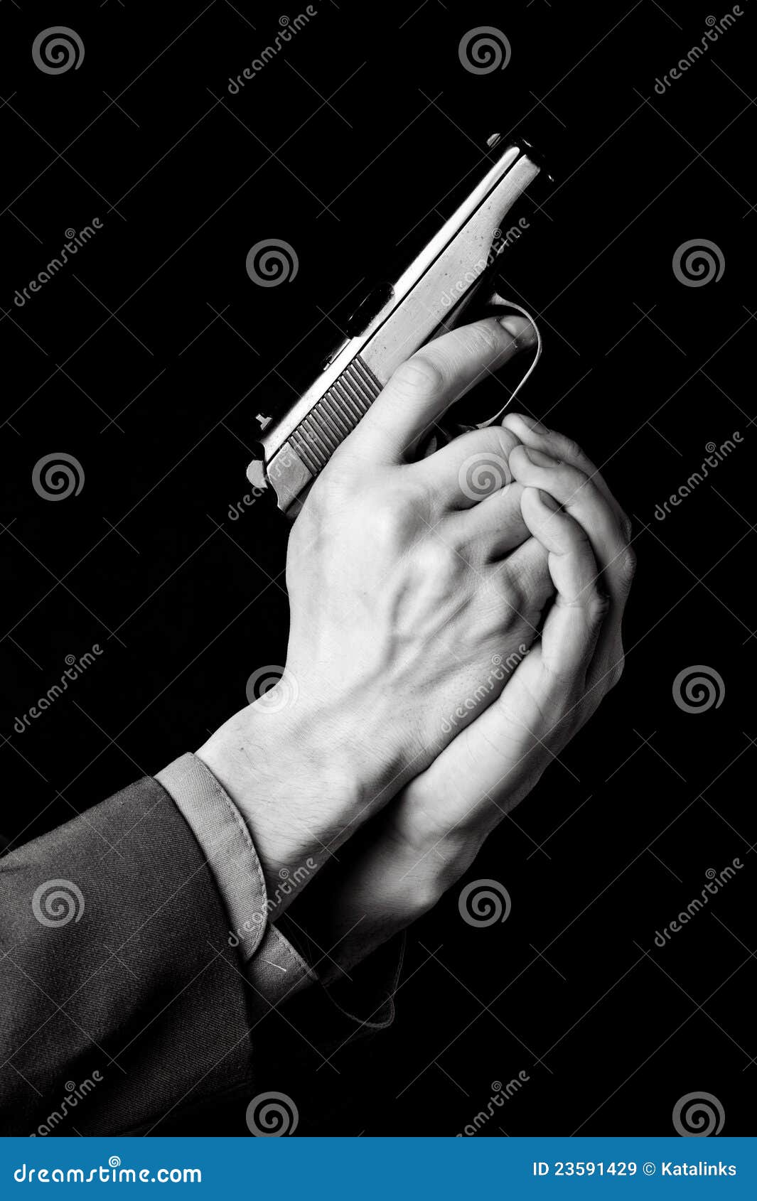 Manos Masculinas Con El Arma Imagen de archivo Imagen de crimen