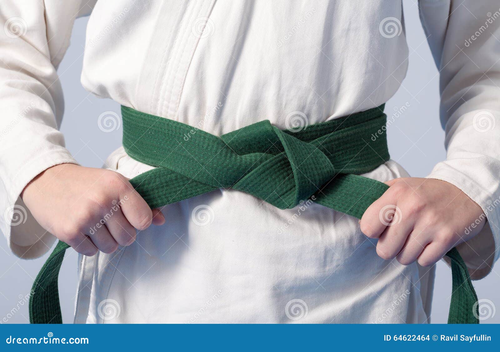Portavoz Disfraces Arancel Manos Que Tensan El Cinturón Verde En Un Adolescente Vestido Foto de  archivo - Imagen de ejercicio, mano: 64622464
