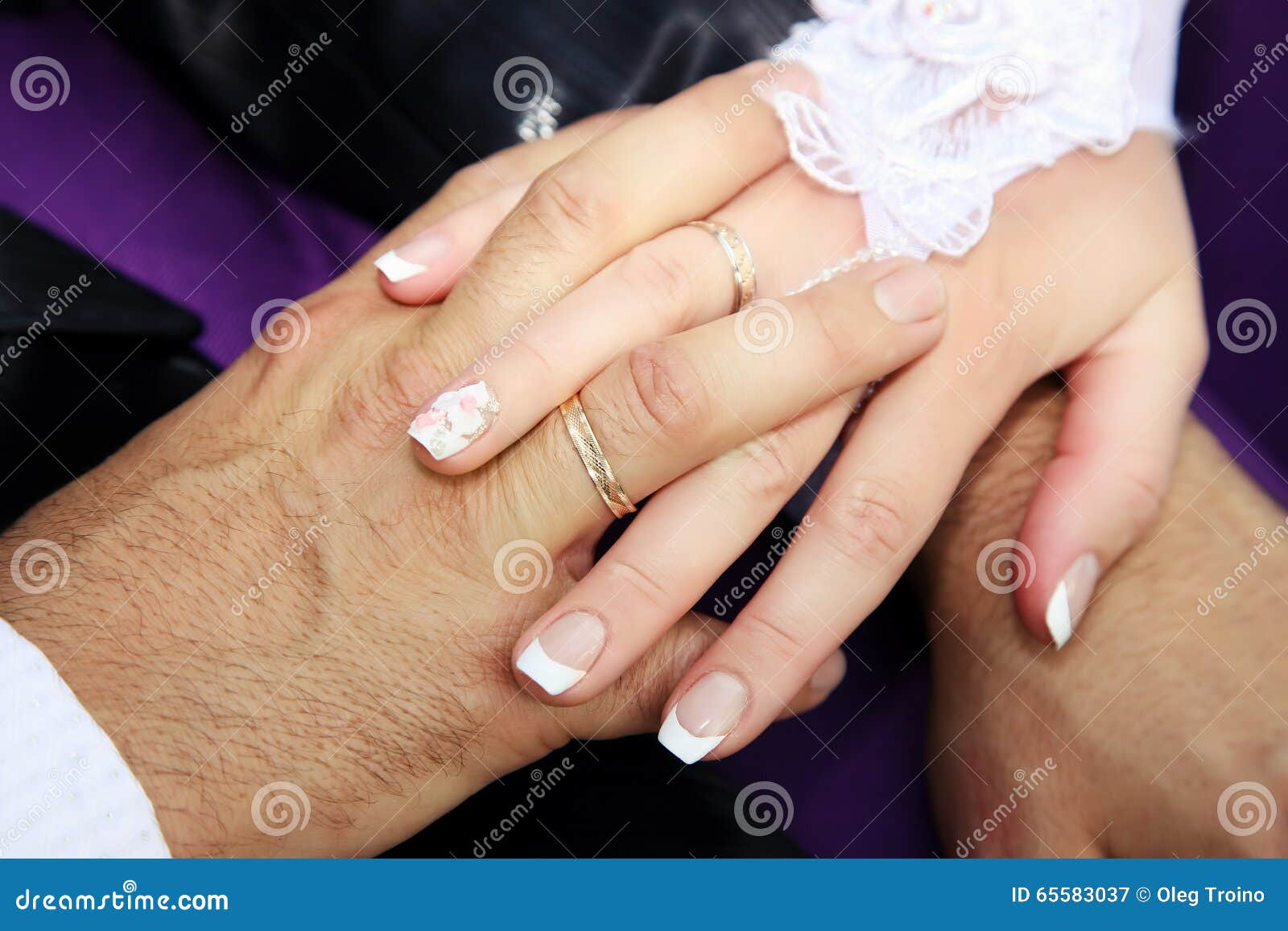 Manos Unidas De La Novia Y Del Novio Imagen de archivo - Imagen de nupcial, manos: 65583037 Manos Unidas De La Novia Y Del Novio Imagen de archivo - Imagen de nupcial, manos: 65583037
