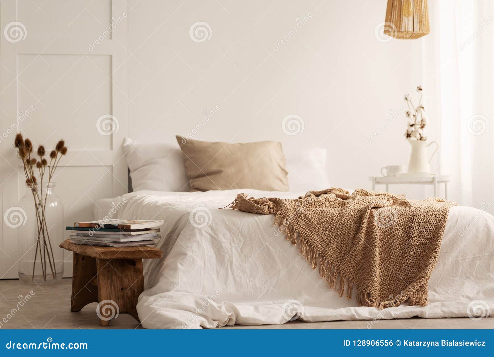 Manta En La Cama Blanca En Interior Natural Del Dormitorio Con Las Plantas  Y El Taburete De Madera Foto de archivo - Imagen de cama, taburete:  128906556