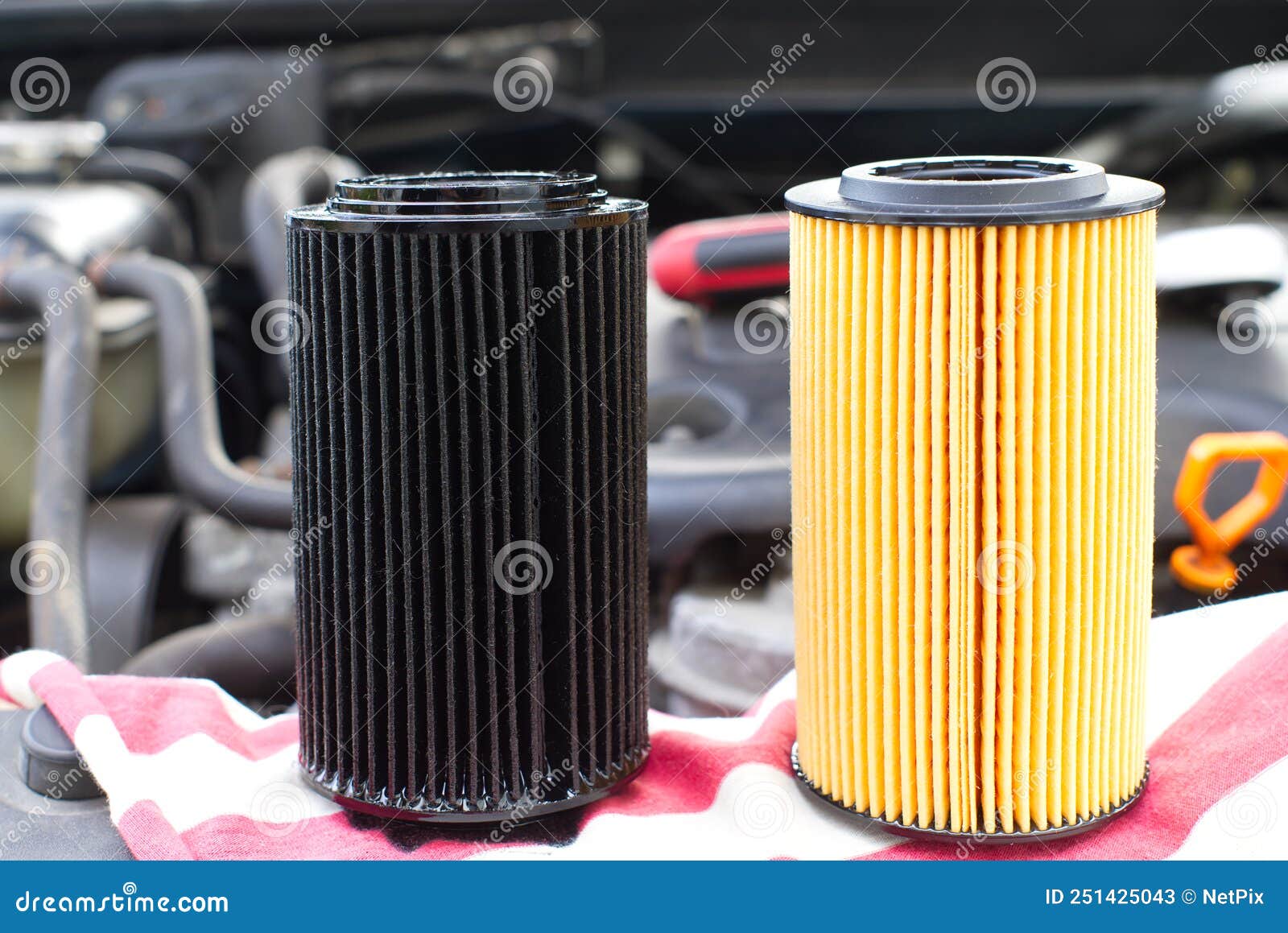 https://thumbs.dreamstime.com/z/mantenimiento-del-filtro-de-aceite-coches-coche-usado-y-nuevo-industria-automotriz-autom%C3%B3viles-o-sustituci%C3%B3n-filtros-251425043.jpg